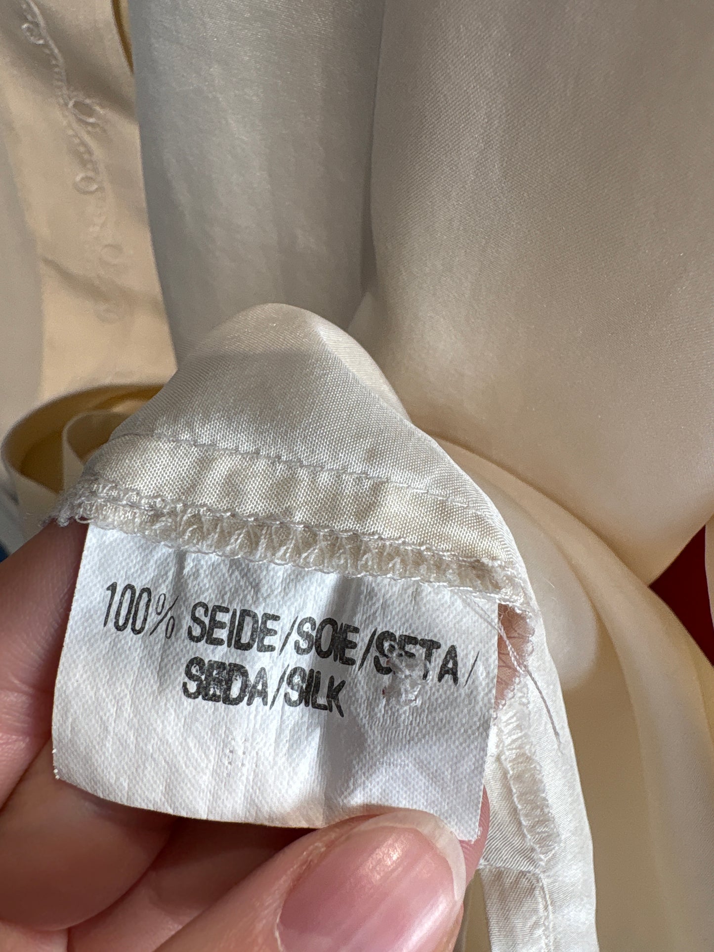 Cămașa din mătase naturală cu broderie manuală