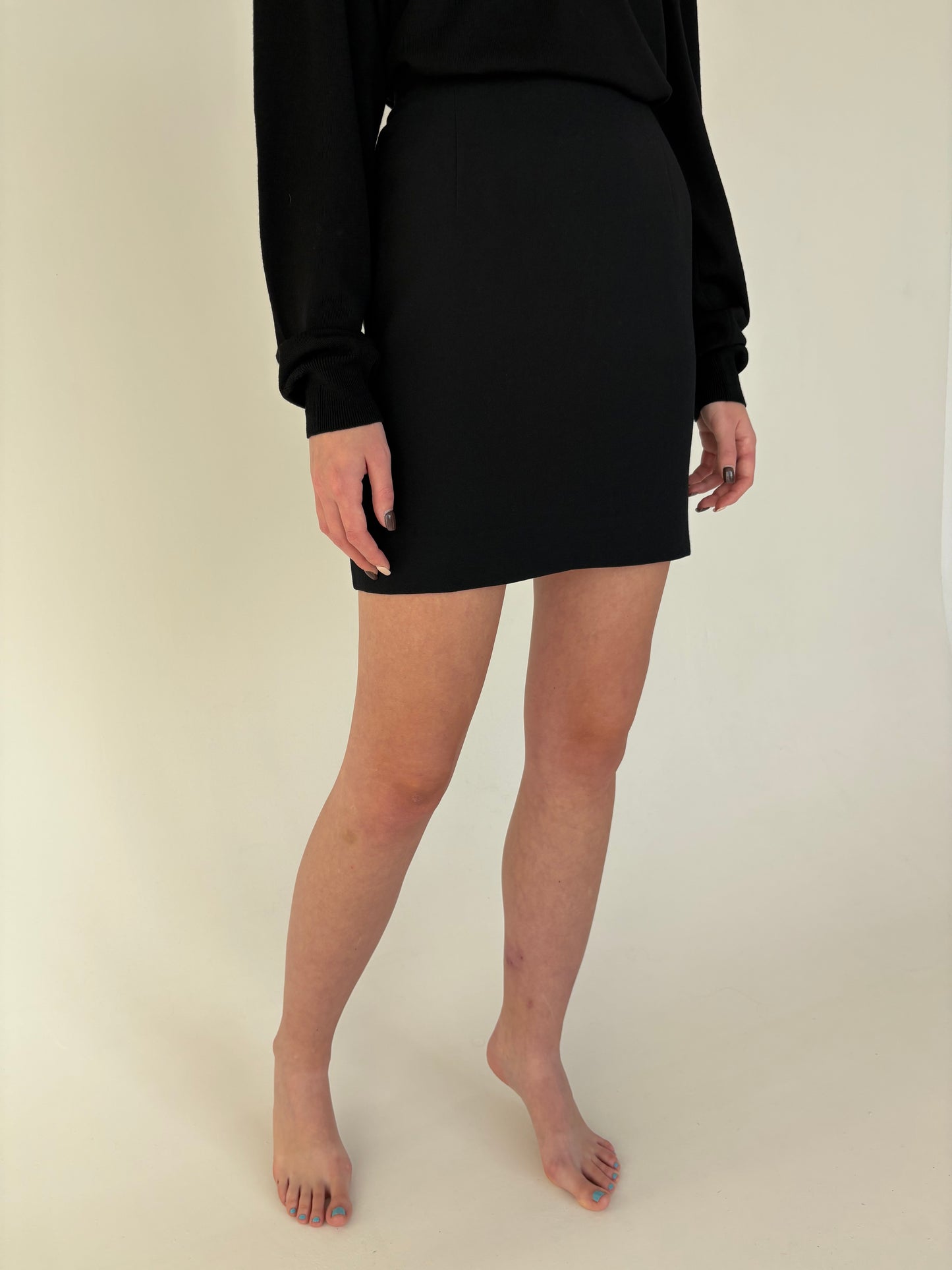 Fustă neagră mini cu talie ultra înaltă marcată din lana extrafina