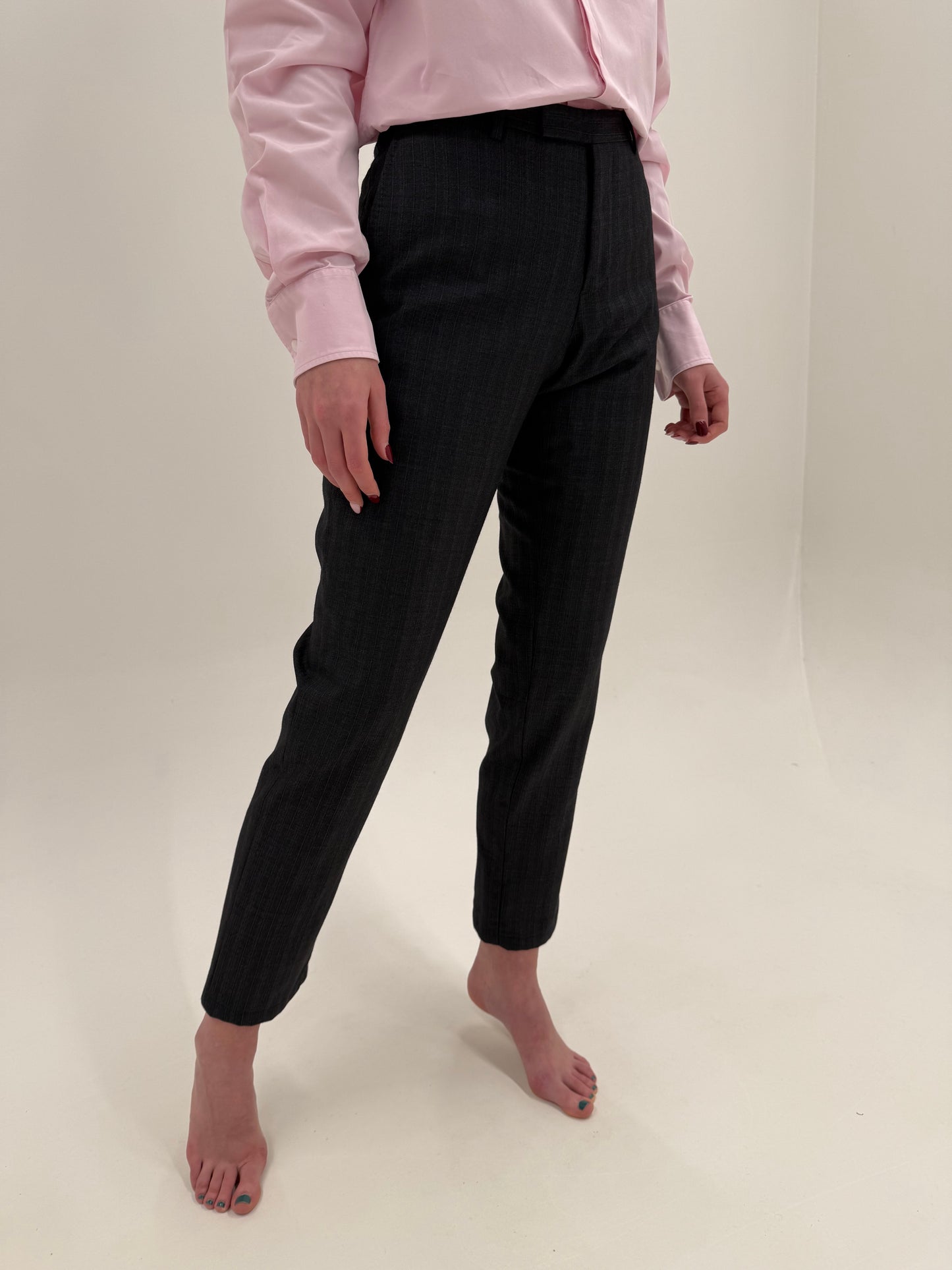 Pantaloni Armani din lana extrafina cu dungi fine verticale în croi actual