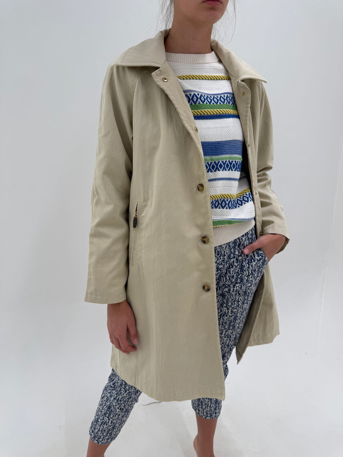 Trench Max Mara clasic camel cu trăgători decorativi în croi clasic și interior matlasat