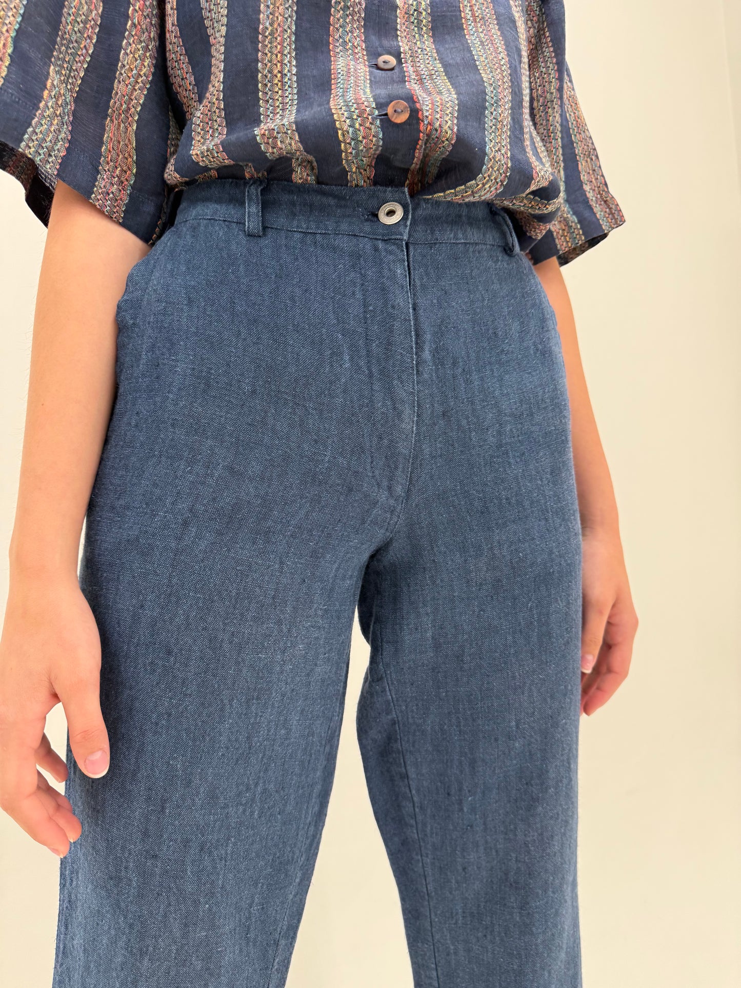 Pantaloni dark blue din pânză de in în croi clasic
