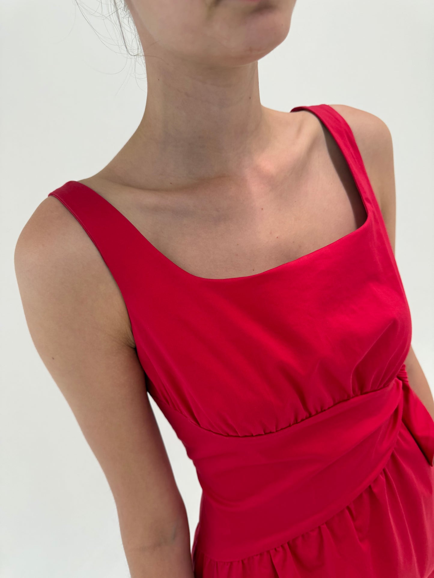 Rochie Moschino cu talie ultra marcată în croi asimetric și drapaj din poplin