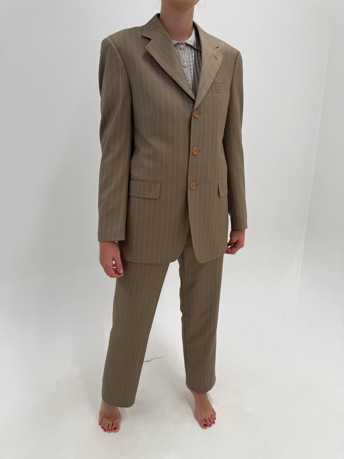 Costum greige Pierre Cardin cu dungi fine verticale din stofă extrafina din mix de lana