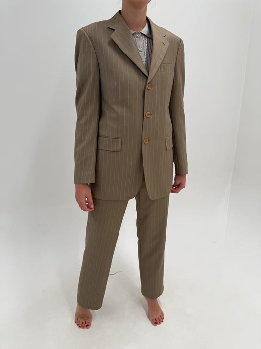 Costum greige Pierre Cardin cu dungi fine verticale din stofă extrafina din mix de lana