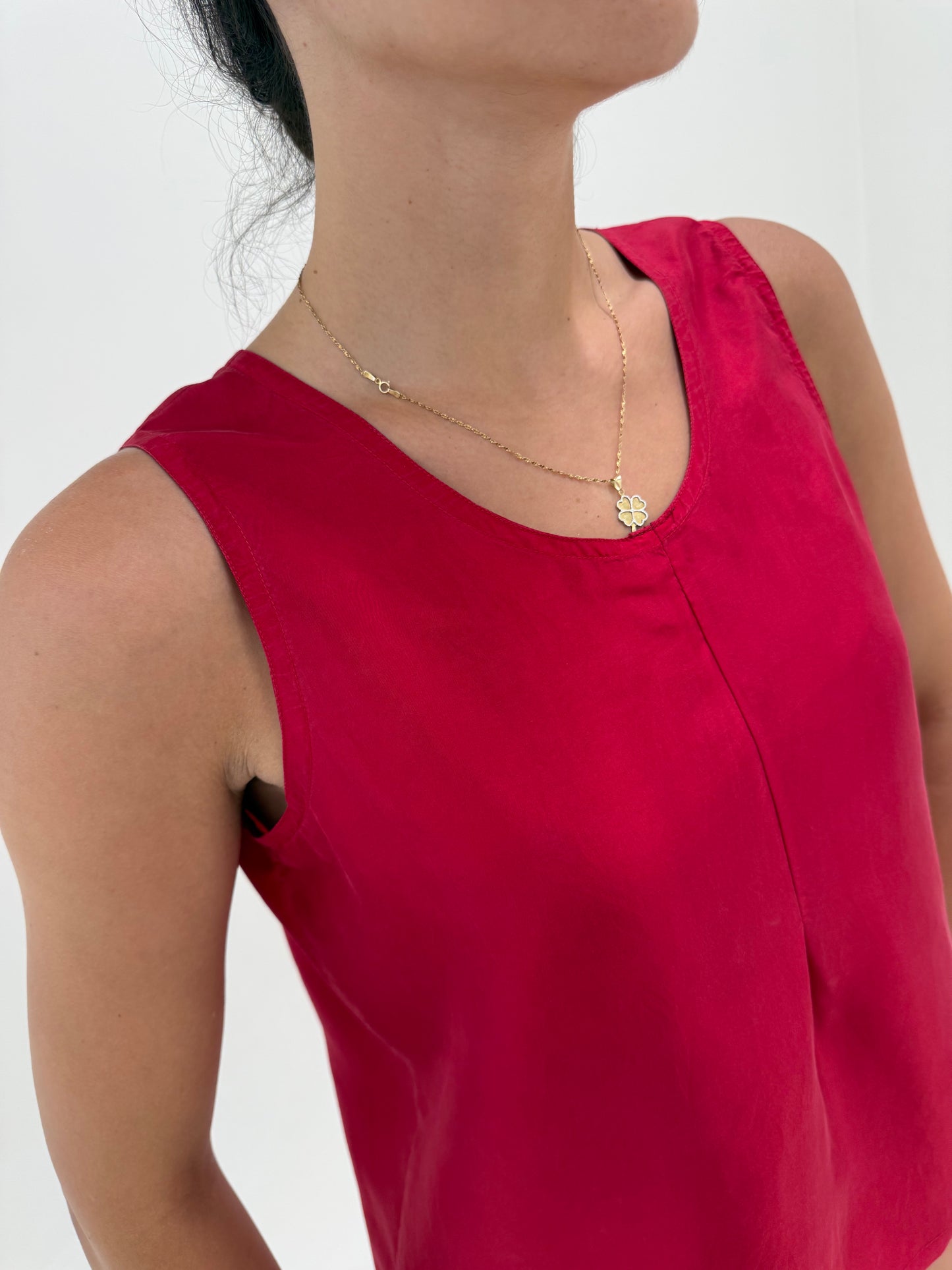 Top ruby red în croi minimalist din mătase naturală