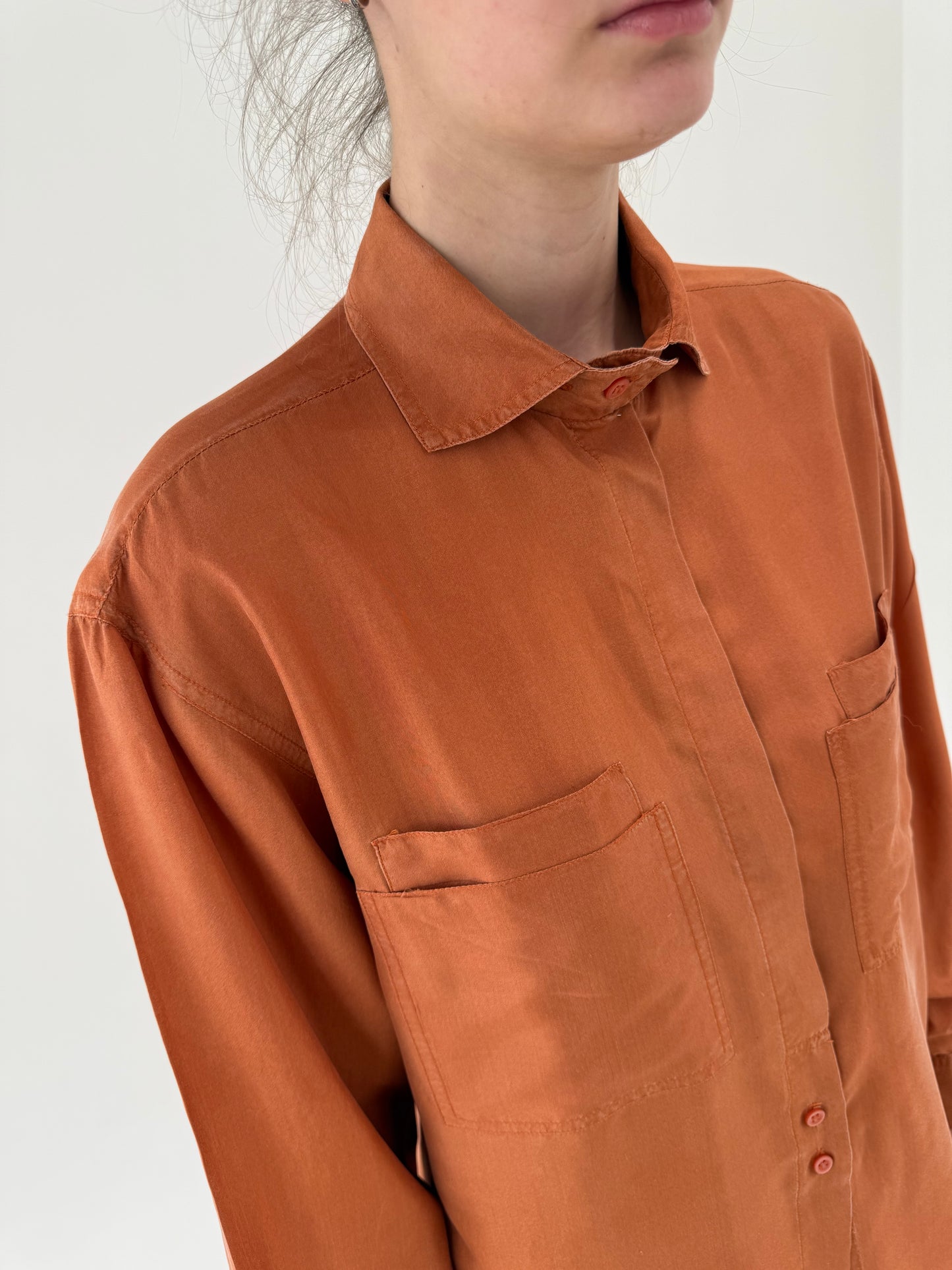 Cămașa rust orange din mătase naturală în croi retro modern