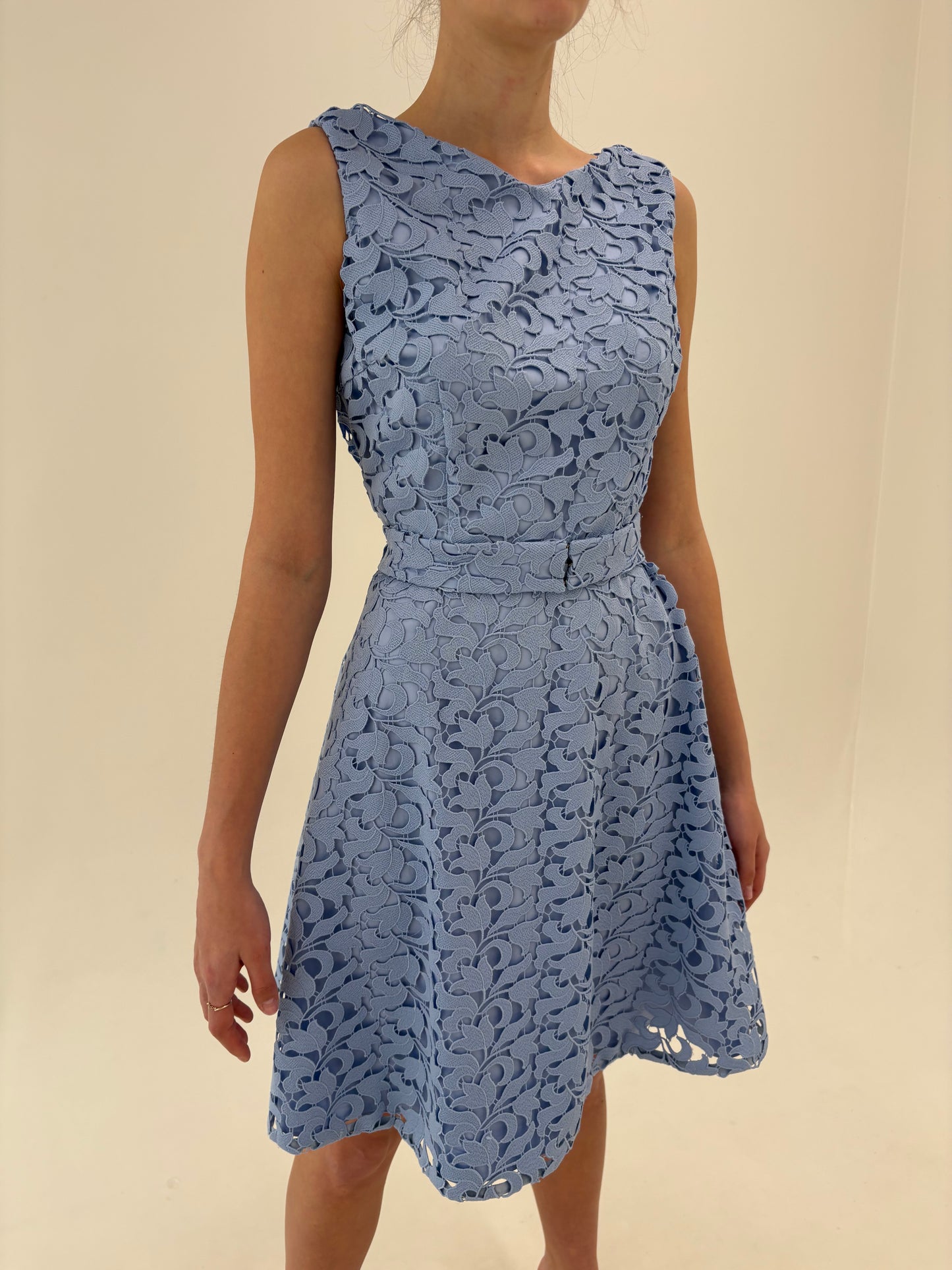 Rochie Hugo Boss baby blue din dantelă guipure cu talie marcată