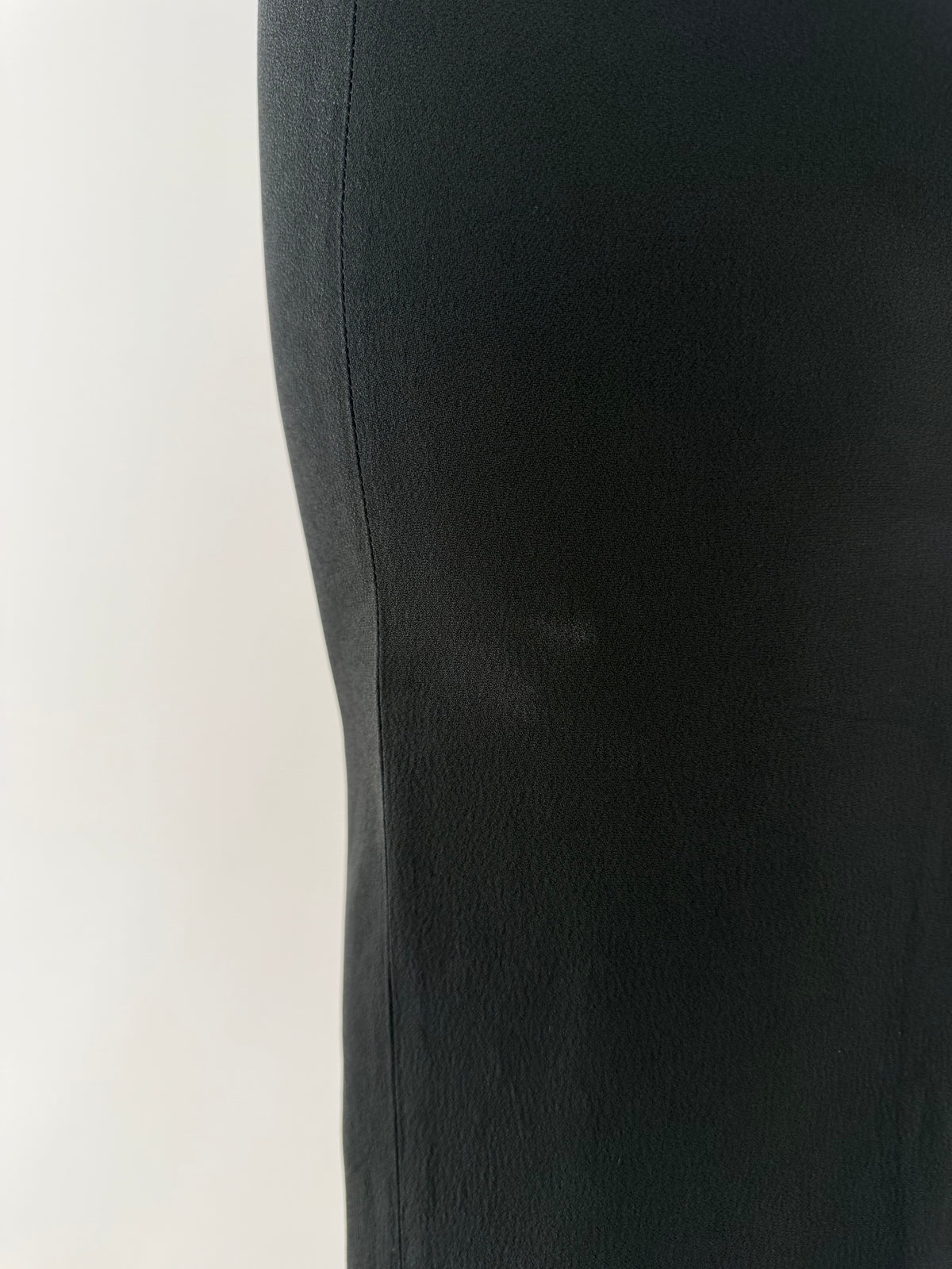 LBD maxi excepțional cu decolteu tip capa din voal în croi bodycon