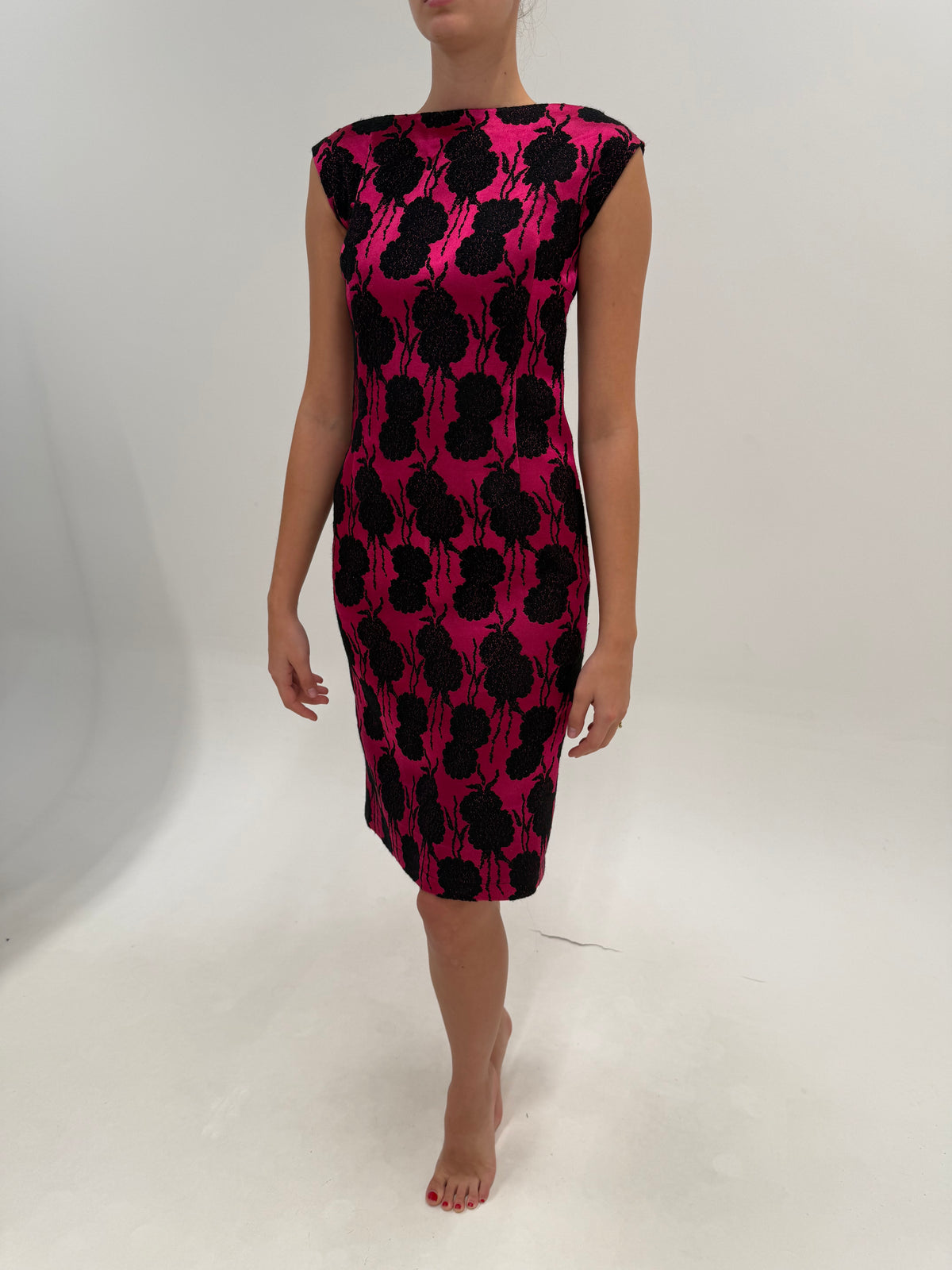 Rochie excepțională din wool-blend floral jacquard pe satin ground fucsia în croi de ani 60