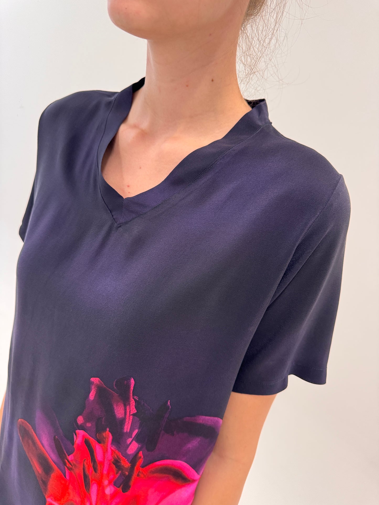 Top cu print superb în croi minimalist din mătase naturală