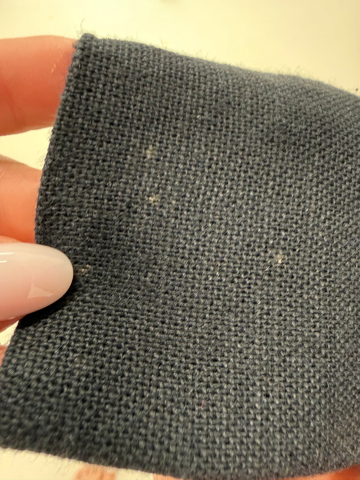 Rochie vintage neagră din pânză grea de in și vâscoza cu corsaj și mâneci ușor bufante