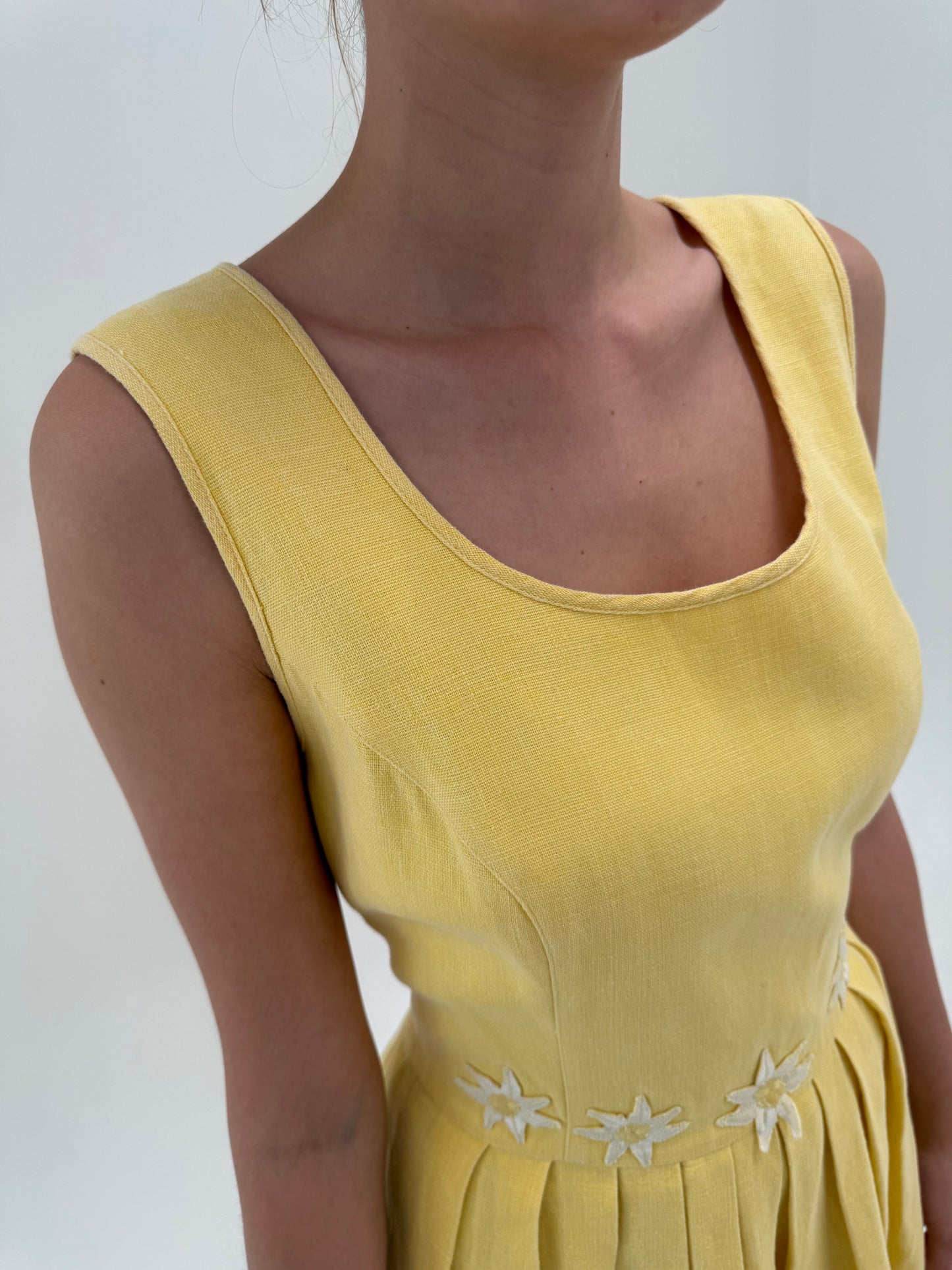 Rochie vintage maxi din pânză de in butter yellow cu buzunare și corsaj