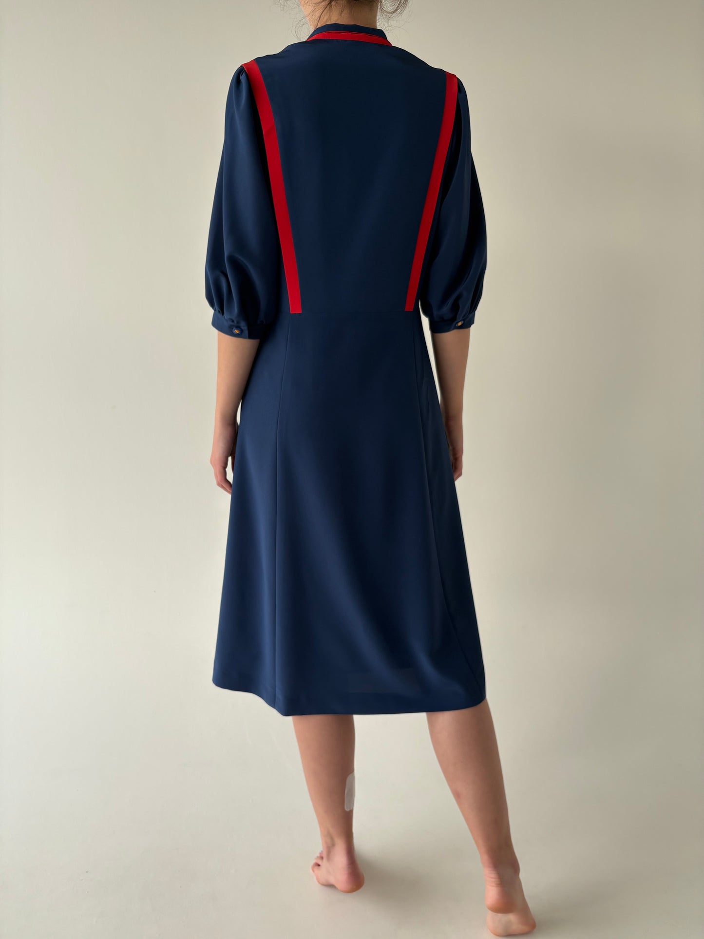 Rochie vintage cu talie marcată în combinație clasică de culori