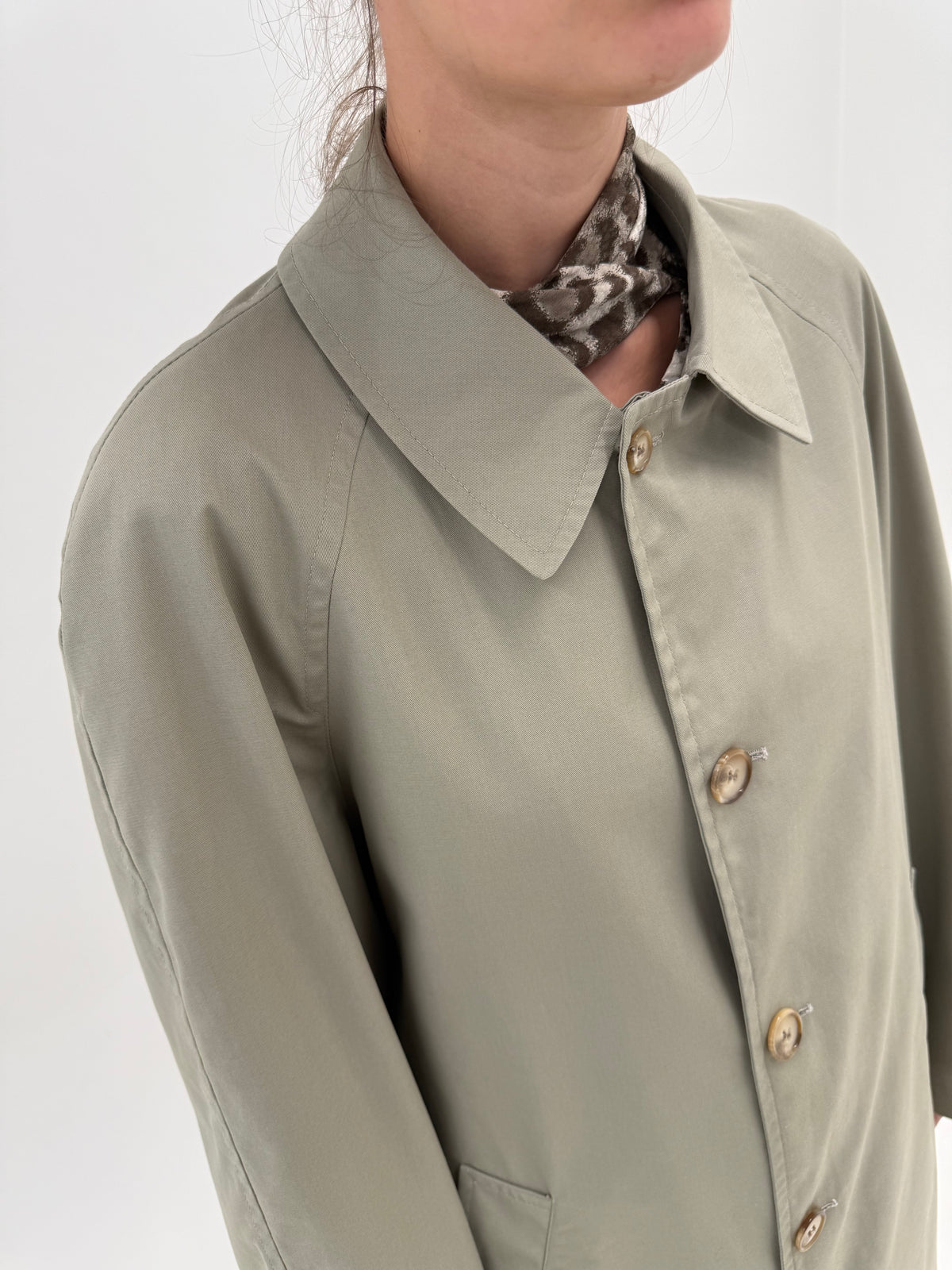 Trench Ungaro vintage Sage green din gabardină groasă impermeabilă și croi clasic