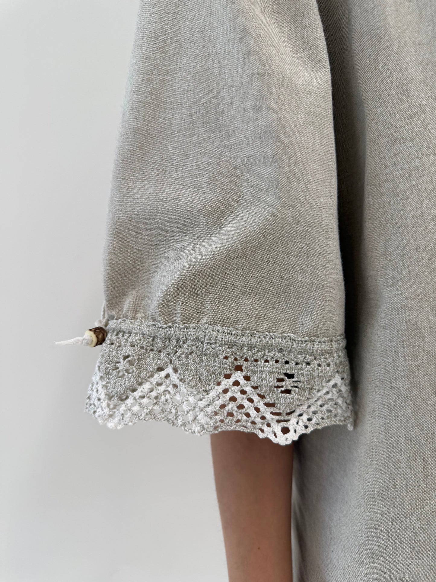 Cămașa vintage din pânză de in cu macrame lucrat manual