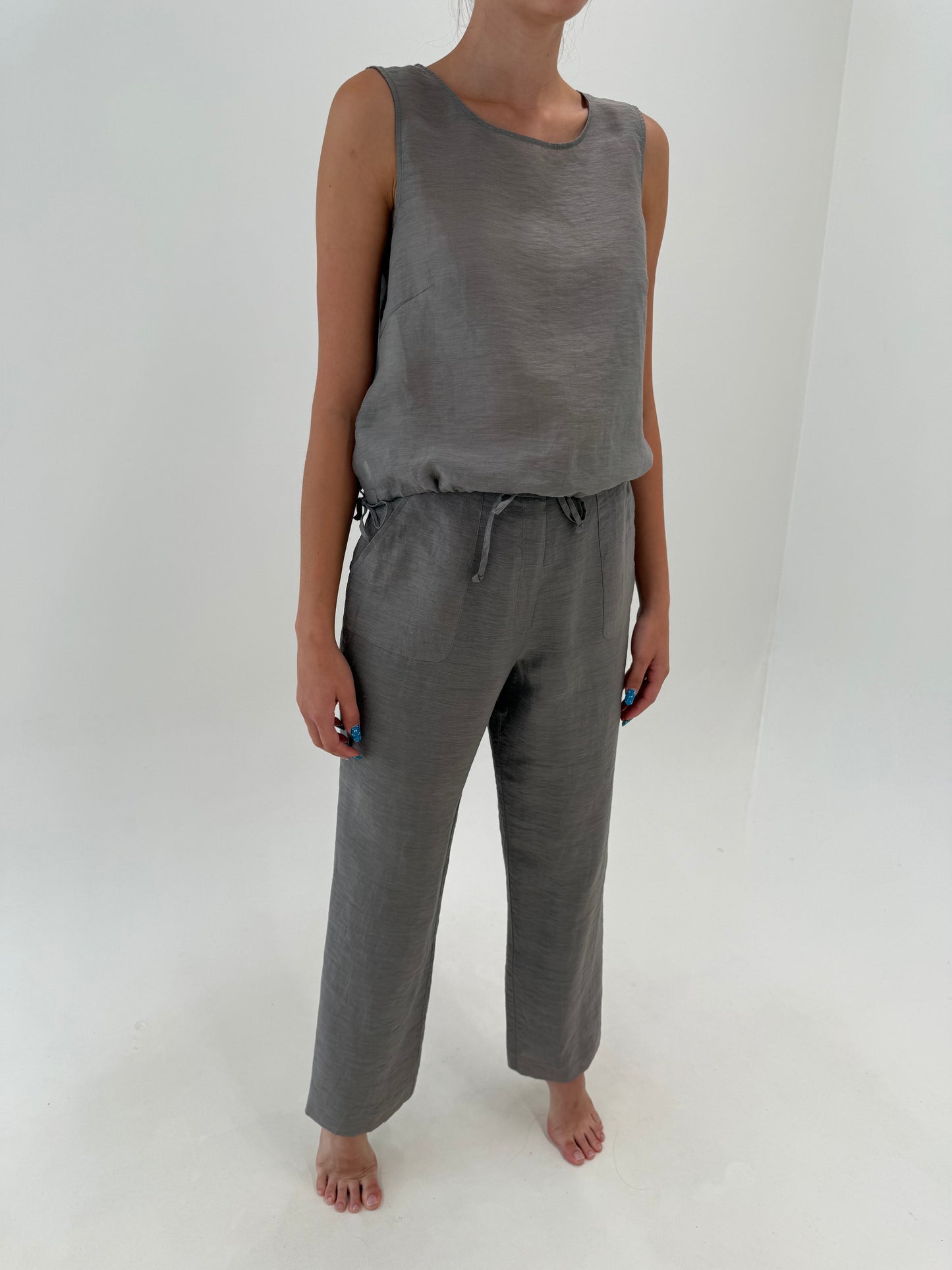 Costum din in ușor perlat ash gray în croi minimalist