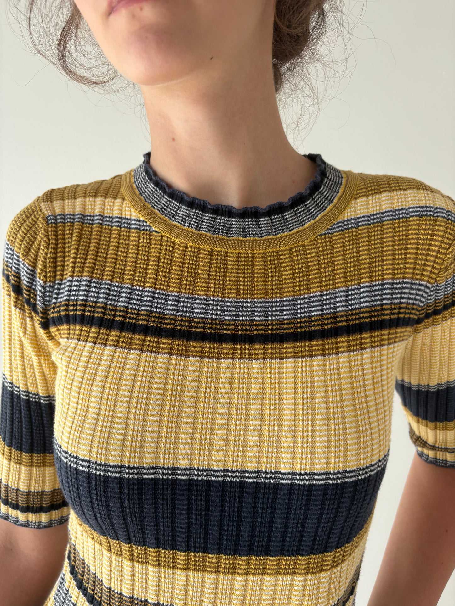 Rochie din jerse ribbed de gramaj mare în dungi