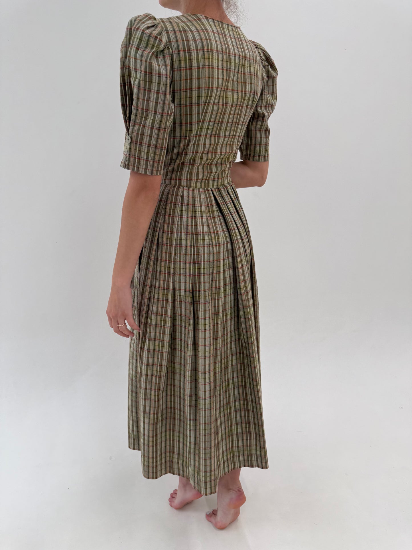 Rochie vintage maxi din pânză moale de bumbac cu corsaj și umeri ușor bufanți