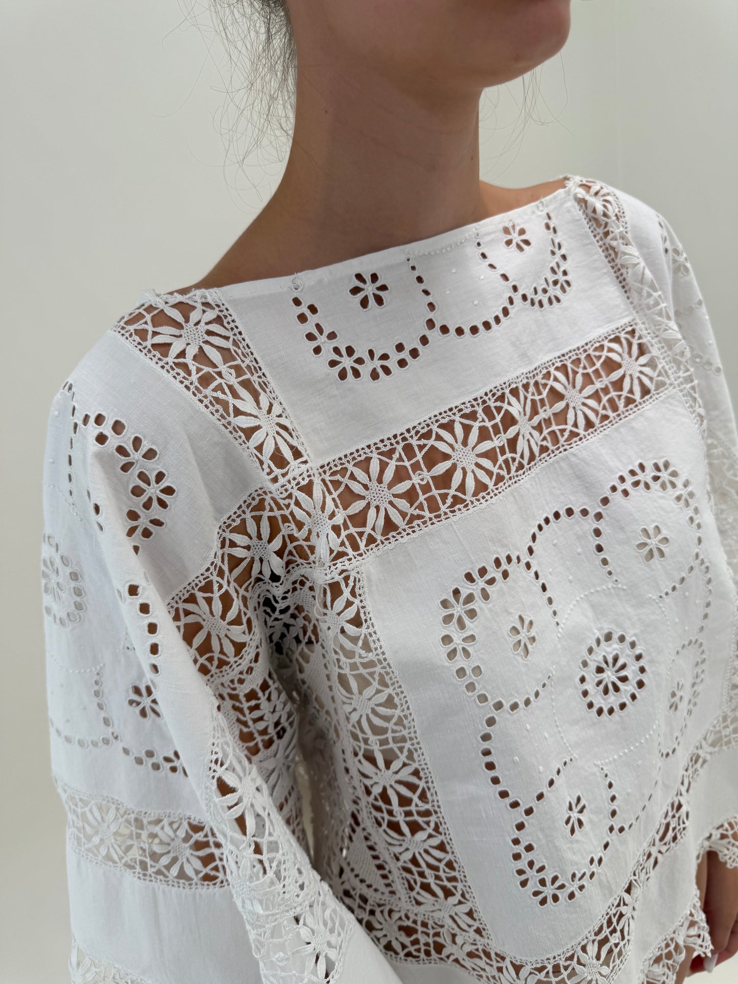 Tunica excepțională din pânză de in lucrată manual cu macrame și broderie