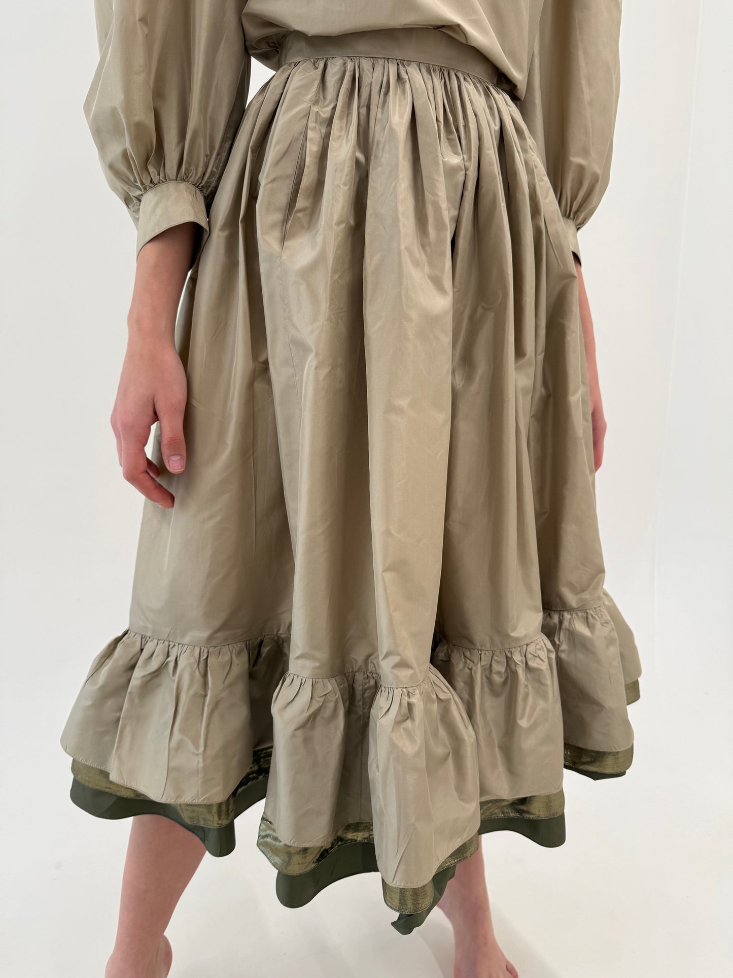 Set vintage de designer sand nude din mătase naturală în croi excepțional