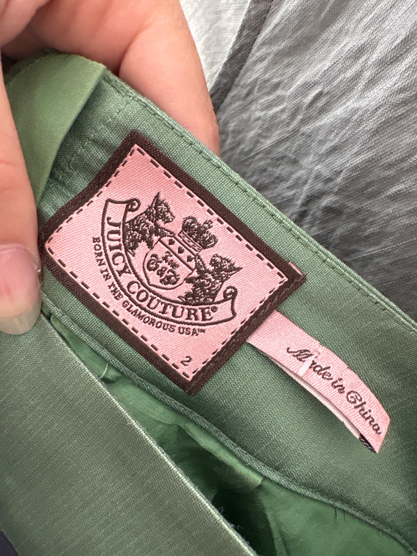 Fustă Juicy Couture din twill ușor structurat de mătase naturală