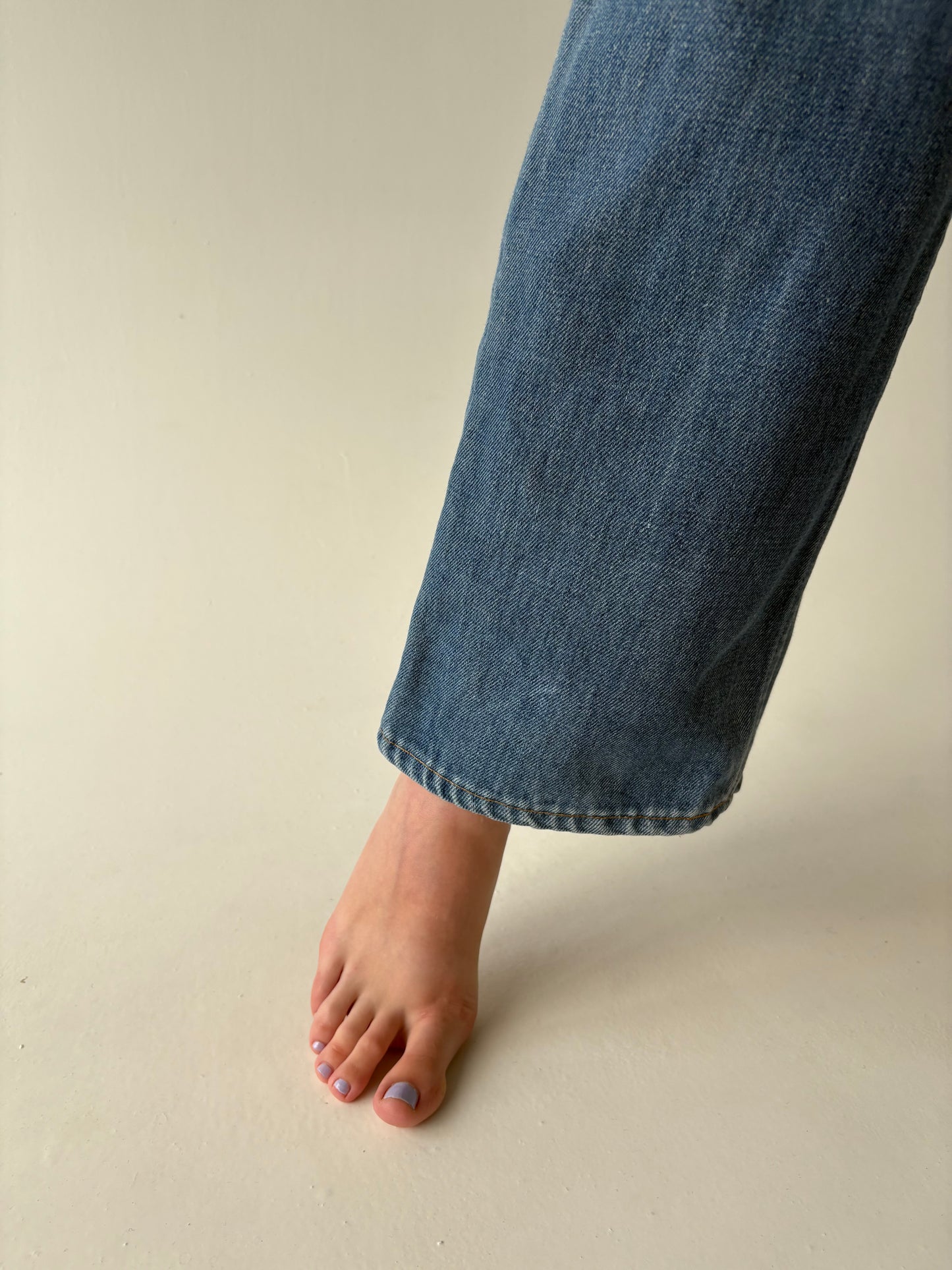 Jeans tall Levi’s plin tall clasic wash evazati cu talie ultra  înaltă