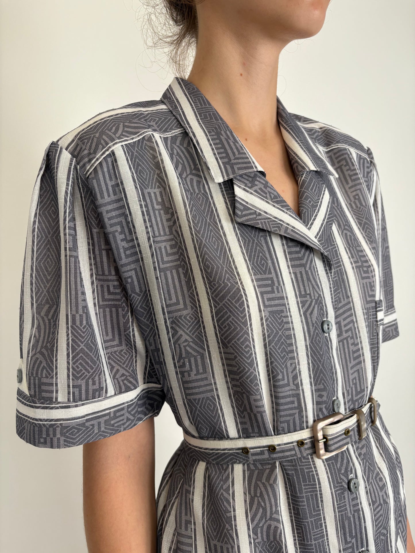Rochie vintage în dungi verticale cu talie marcată reglabilă