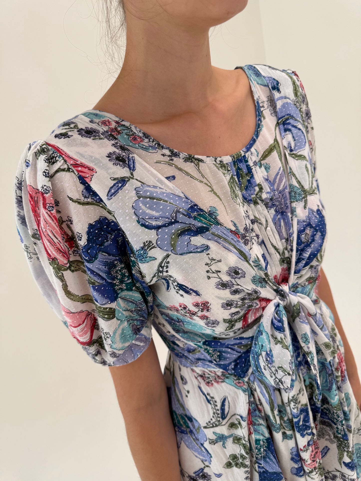 Rochie vintage ultra feminină și vaporoasă din panzica texturată cu buline