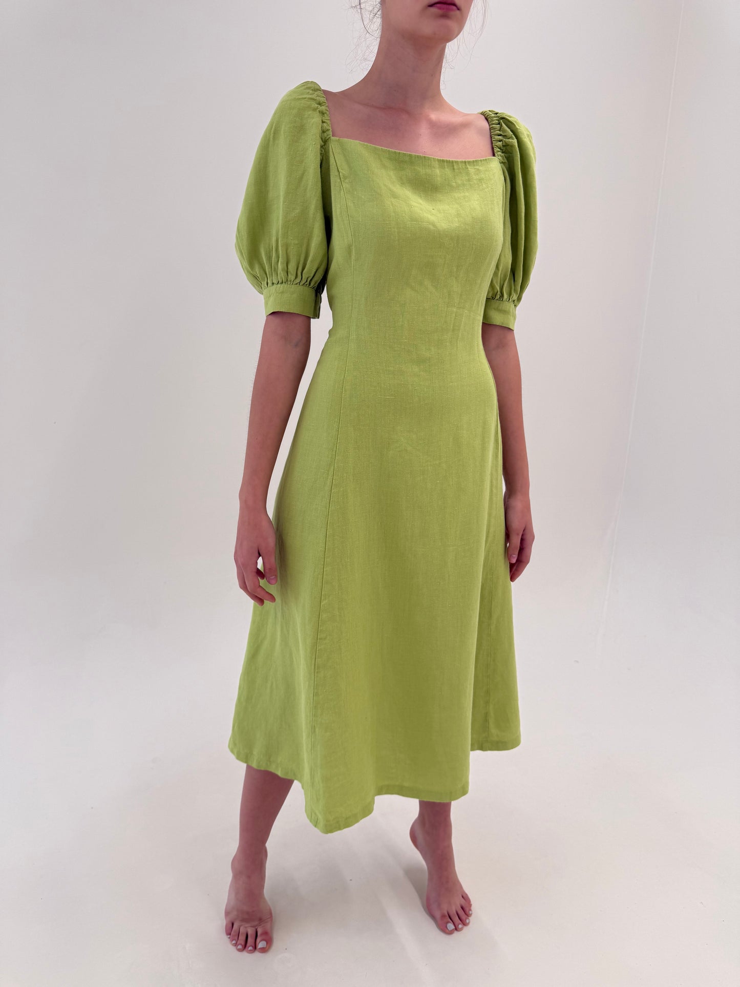Rochie verde crud din in premium cu mâneci ușor bufante în croi actual