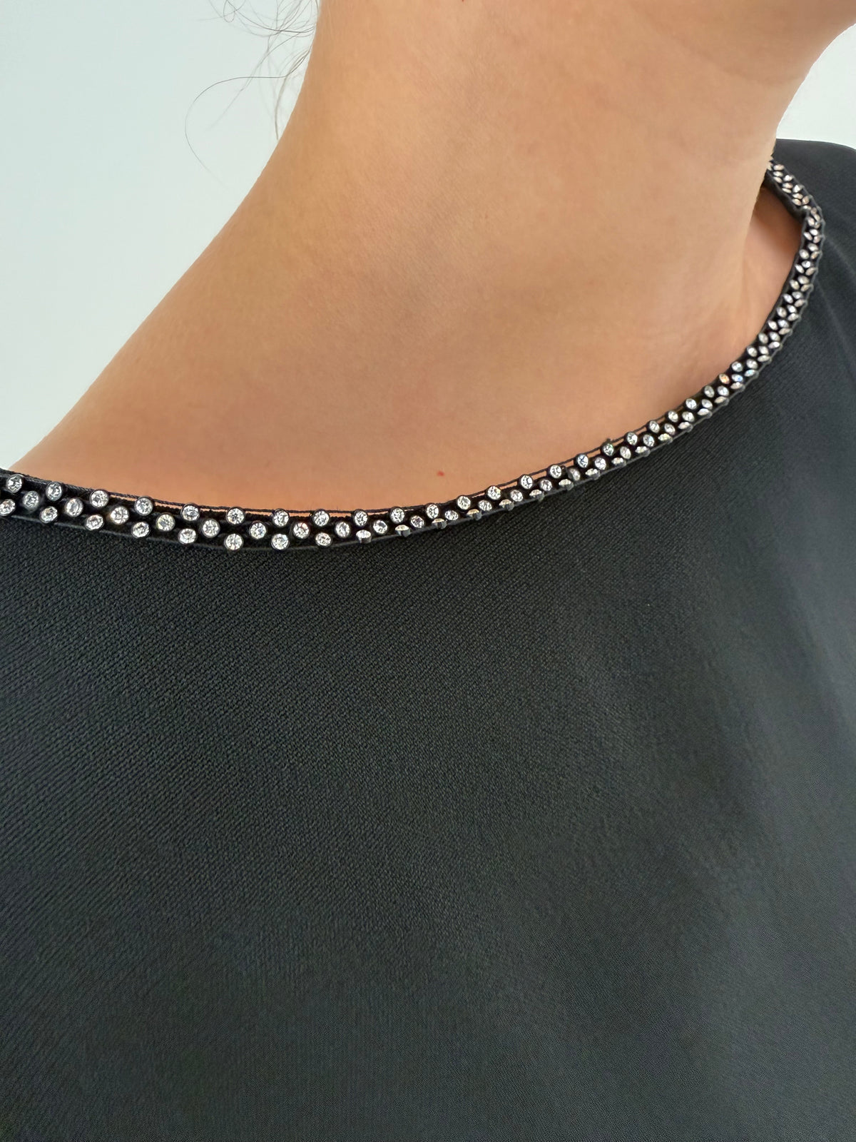 LBD vintage in croi minimalist din crep plin de la business la cocktail cu aplicații de cristale