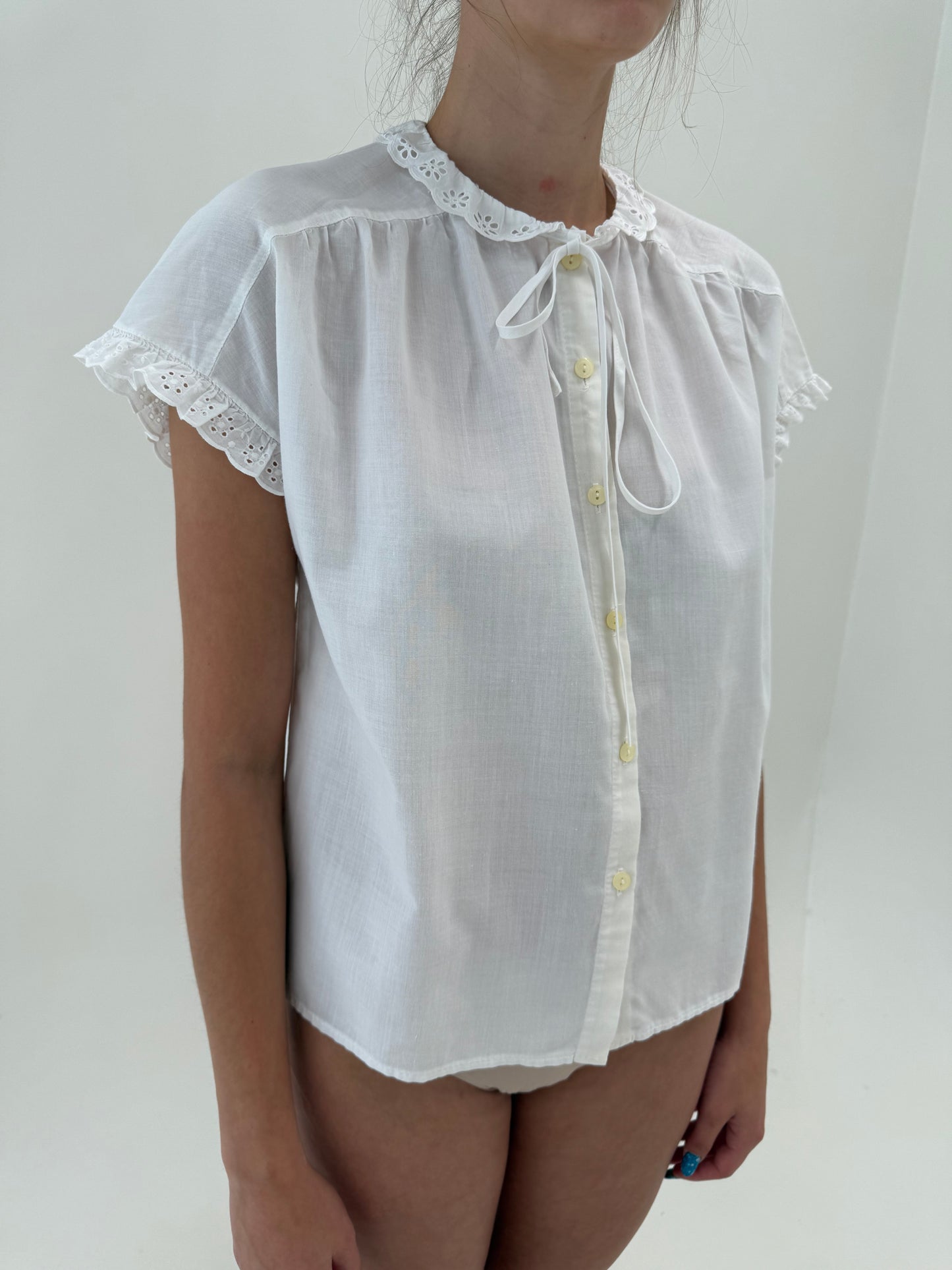 Camasa din panzica fină de bumbac în croi lejer cu broderie anglaise