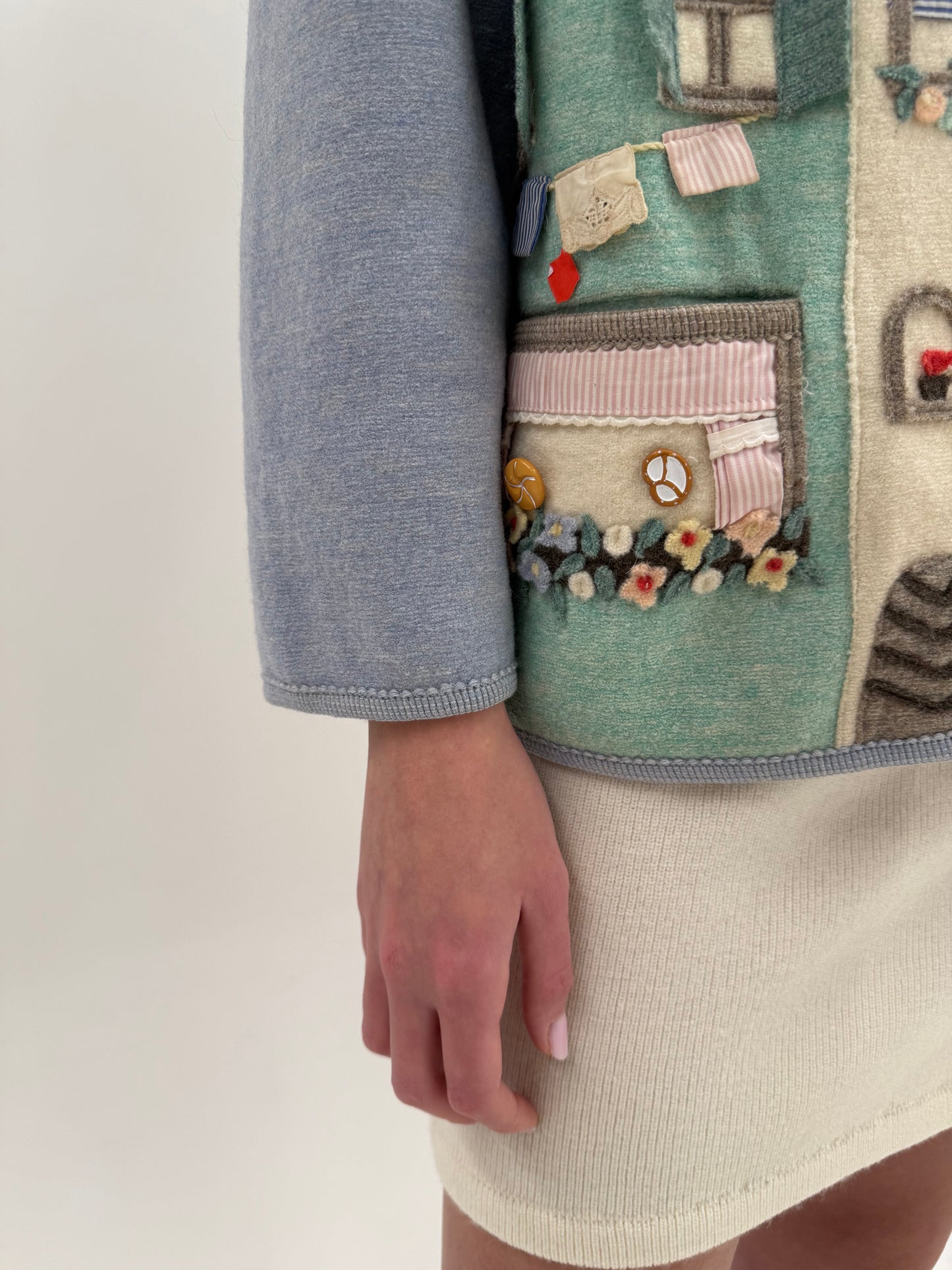 Jacheta premiul din boiled wool baby blue cu aplicații manuale