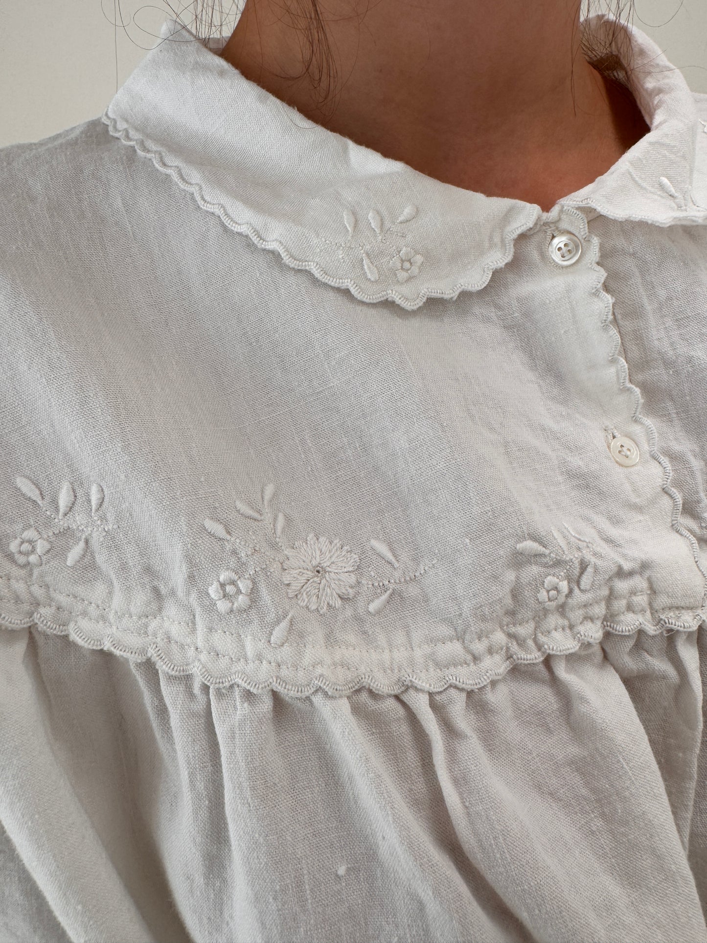 Rochie maxi din pânză excepțională de in cu broderie manuală delicată și cordon