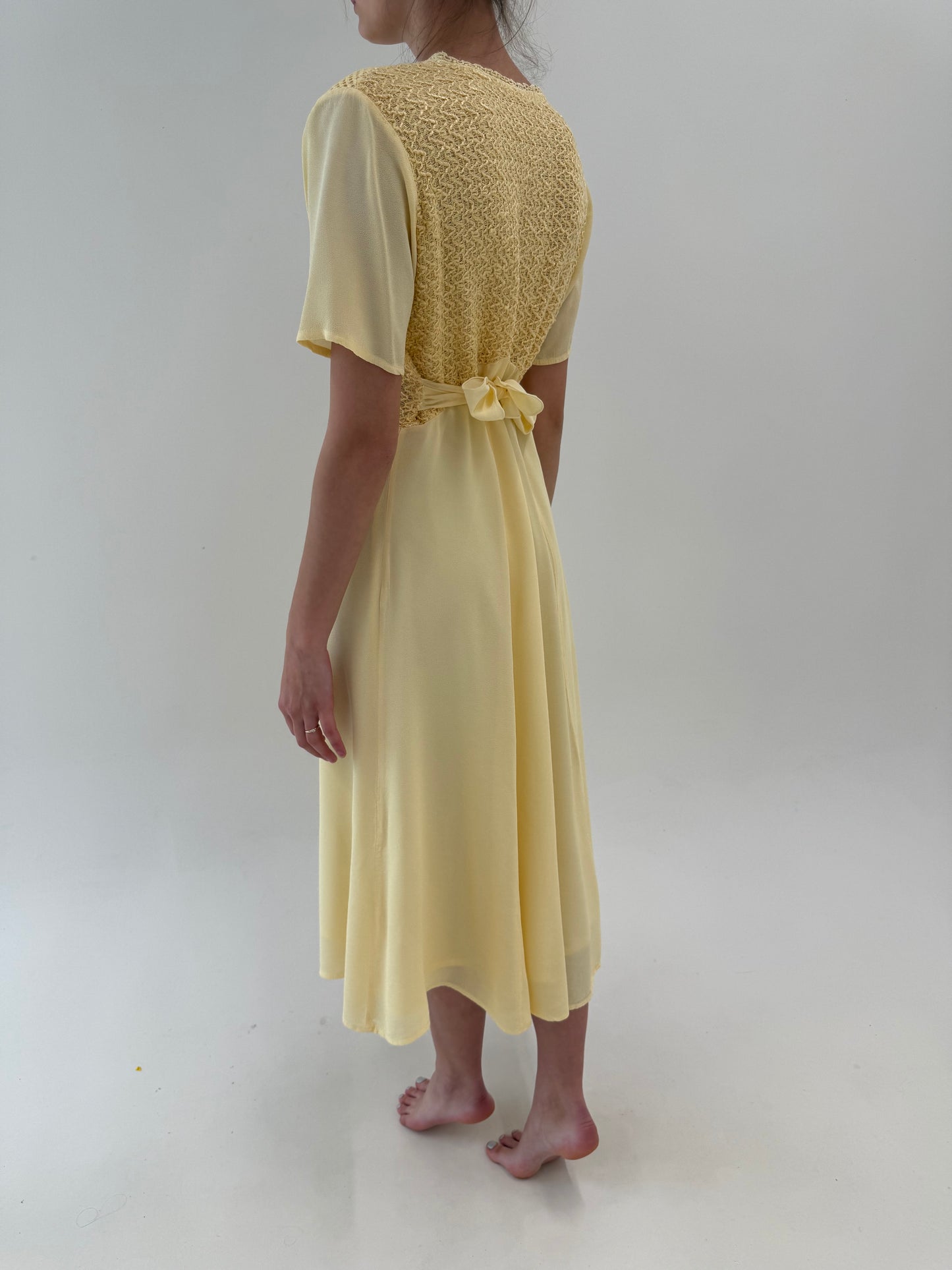 Rochie maxi butter yellow cu inserții de dantelă macrame și talie reglabilă la spate