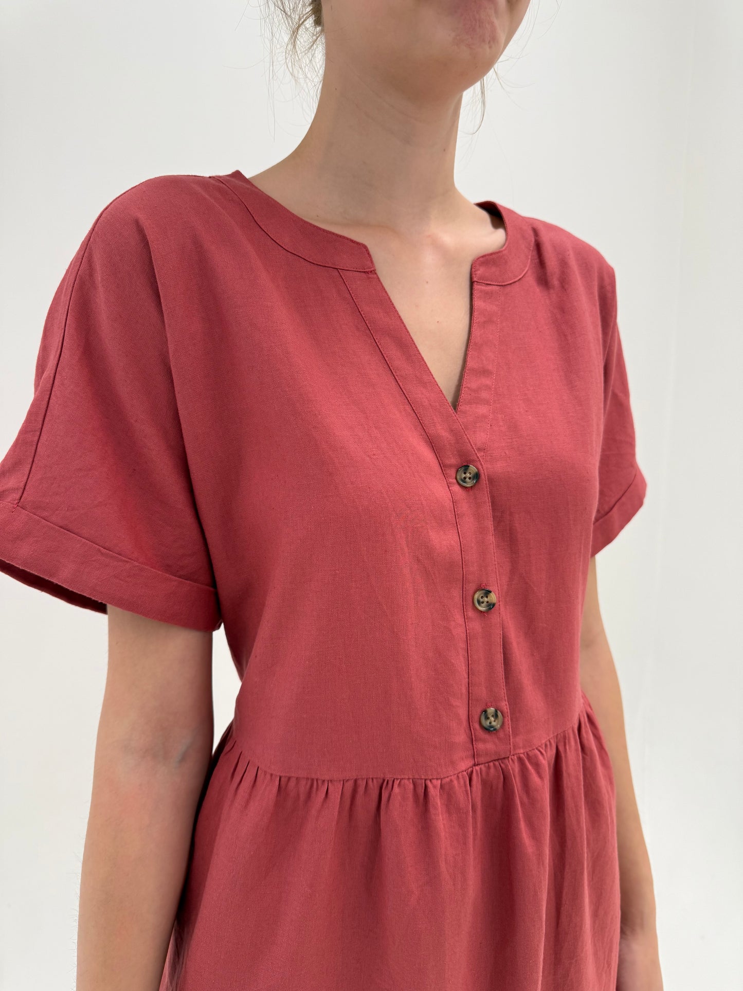 Rochie din in cu talie marcată ultra înaltă dusty red în croi minimalist