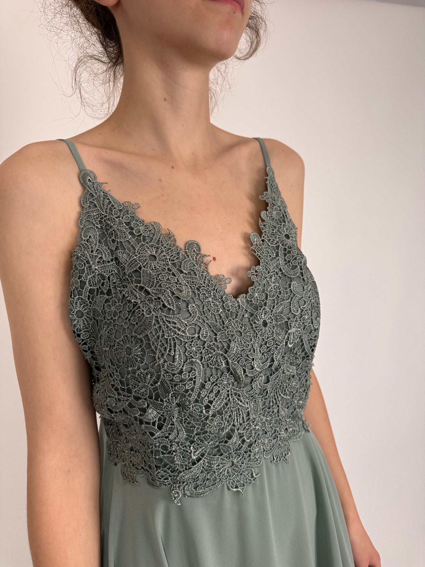 Rochie cu talie ultra înaltă și dantelă macrame Sage green