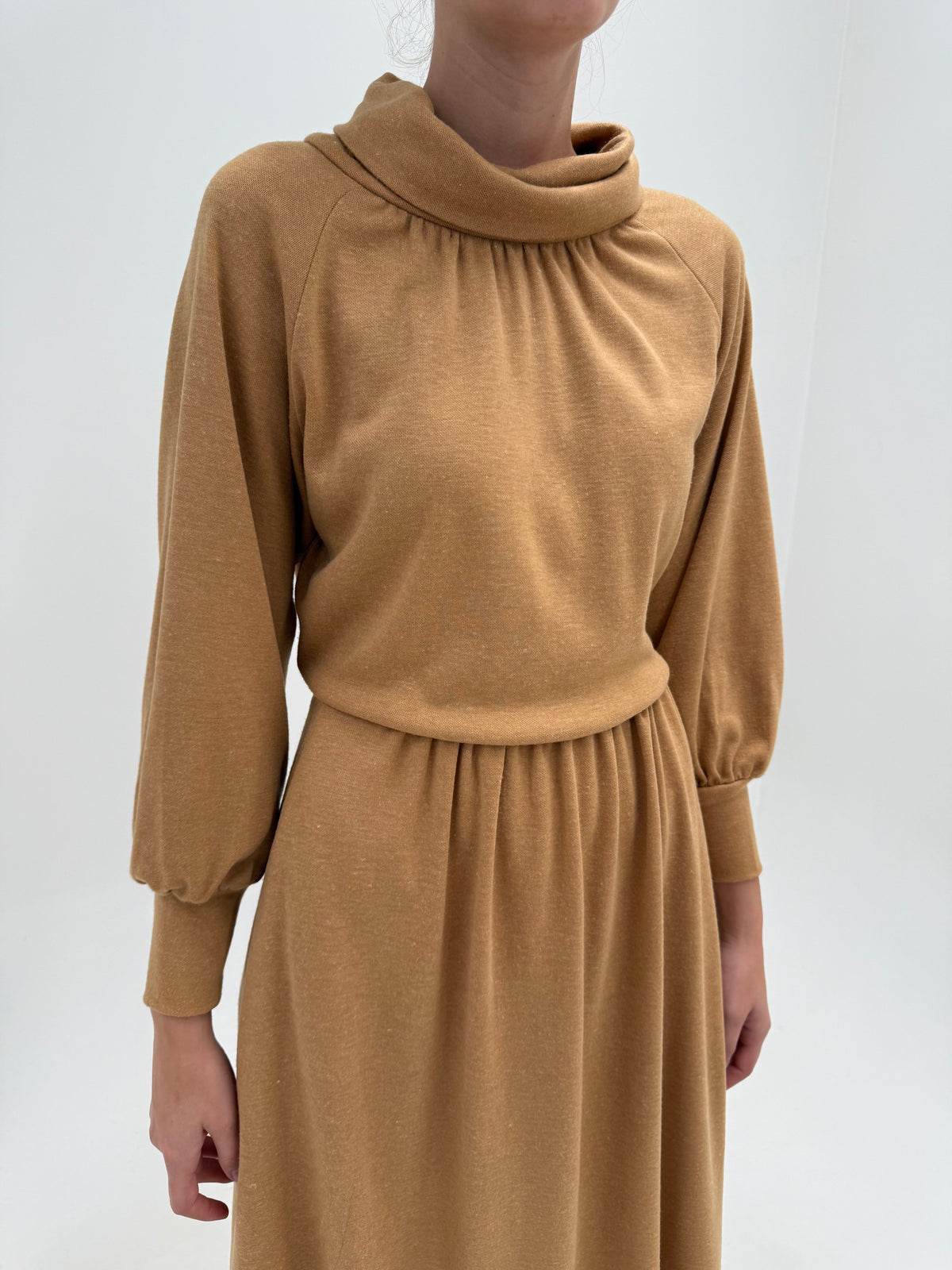 Rochie vintage camel din tricot dens de lana extrafina cu talie marcată și manșete