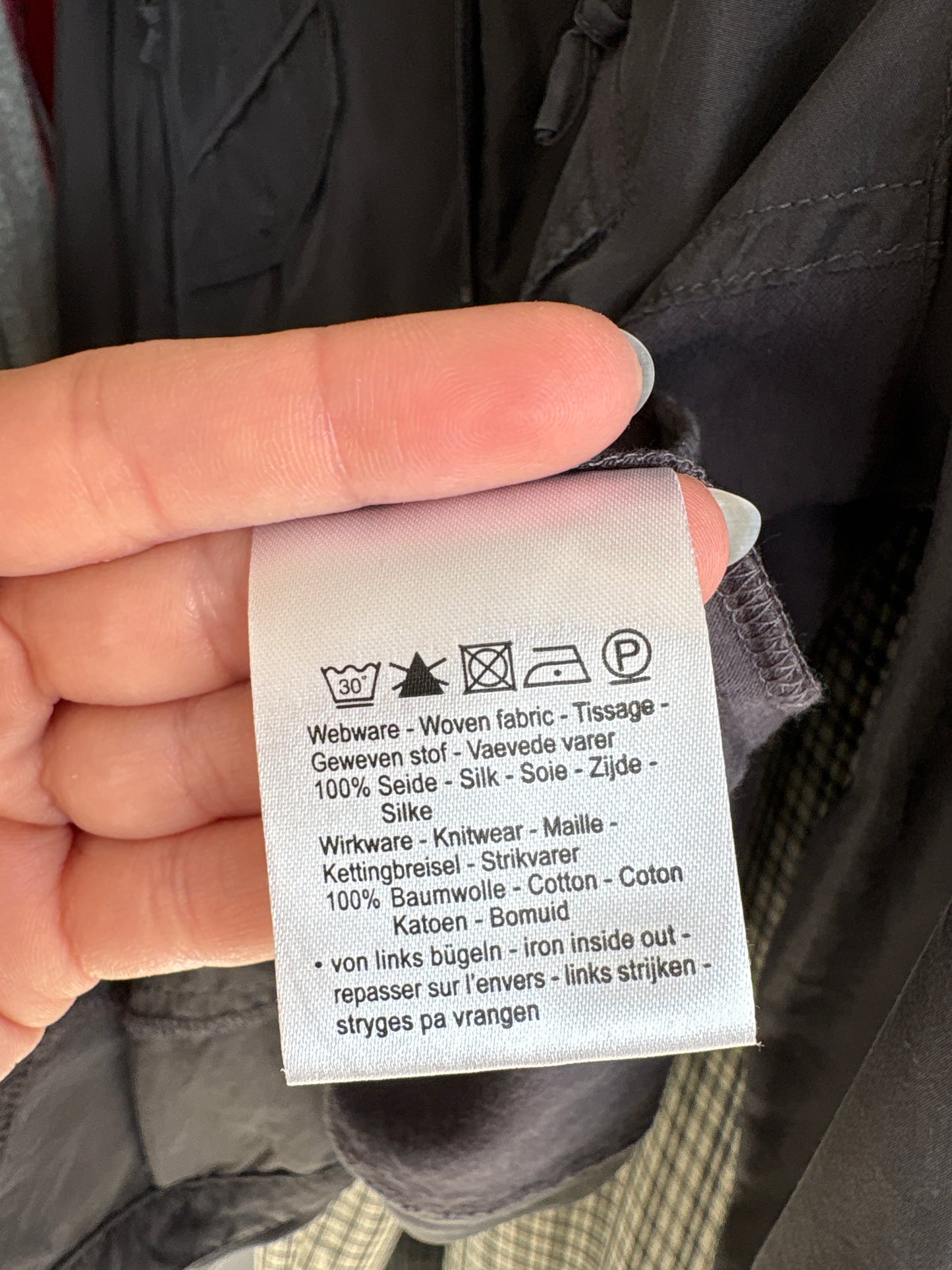 Cămașa din mătase naturală cu ușoare influențe casual