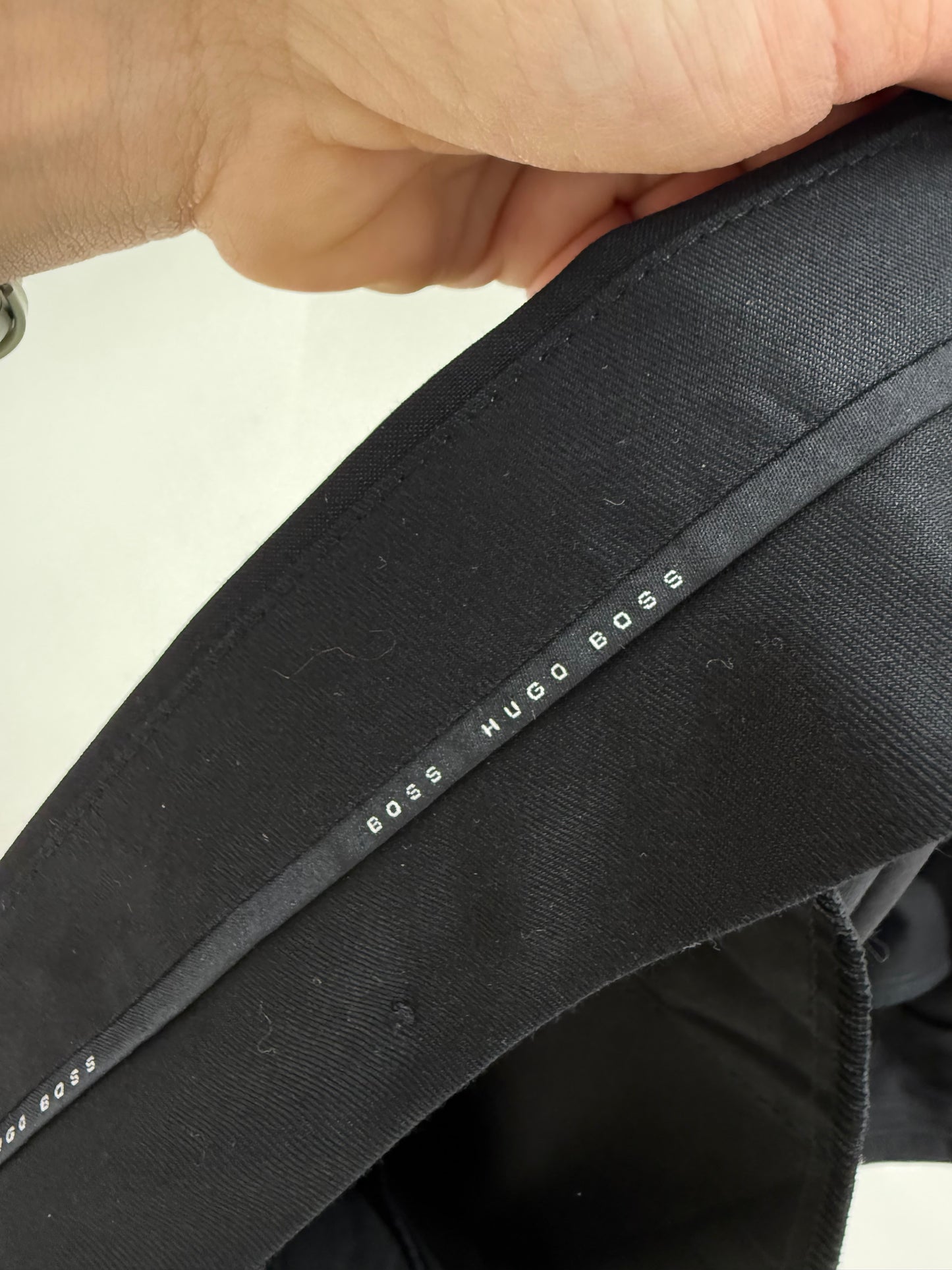 Pantaloni negri Hugo Boss cu vipușca satinata de la zi la seară