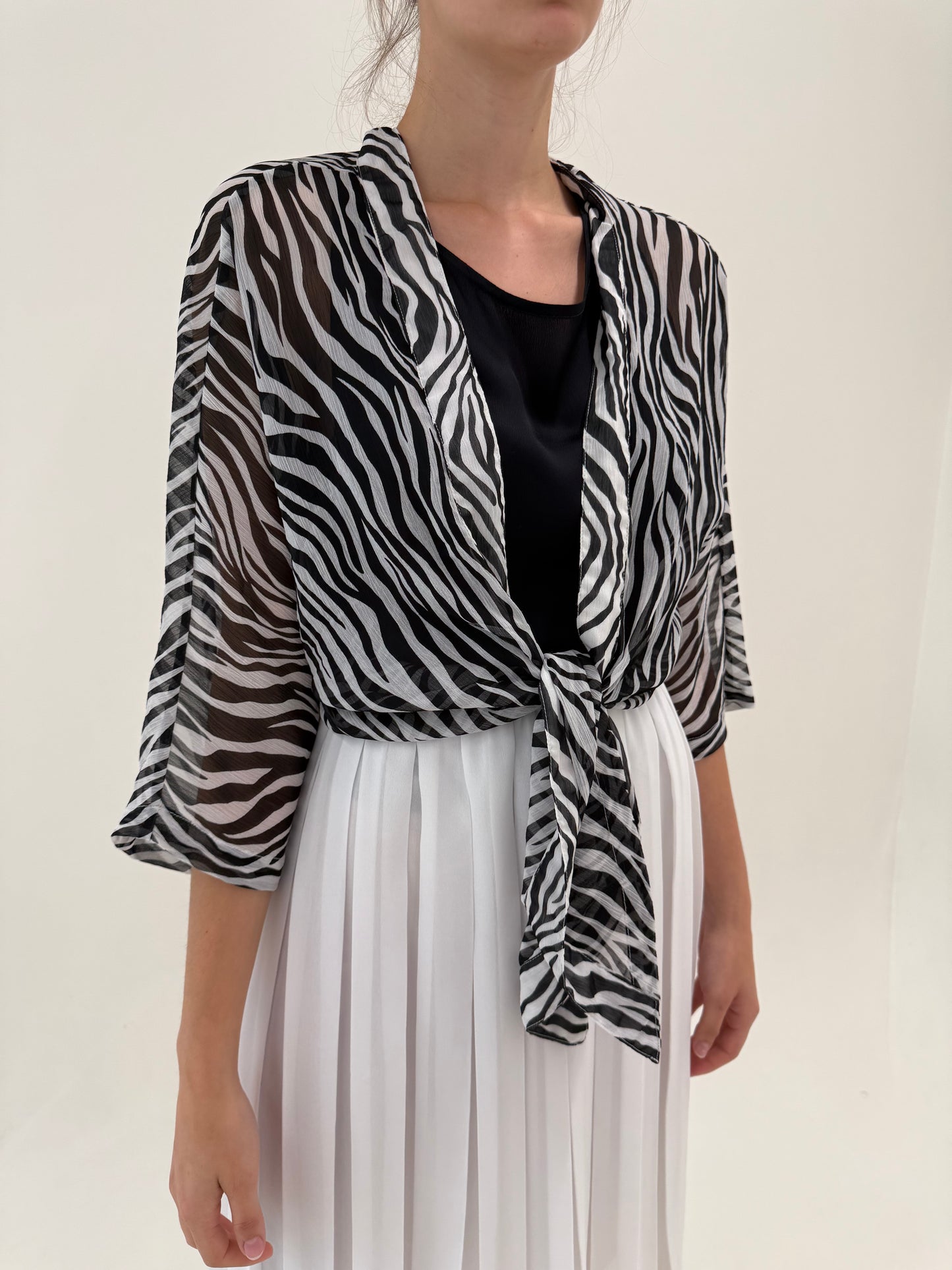 Blazer animal print reglabil alb negru din creppe vaporos de vâscoza