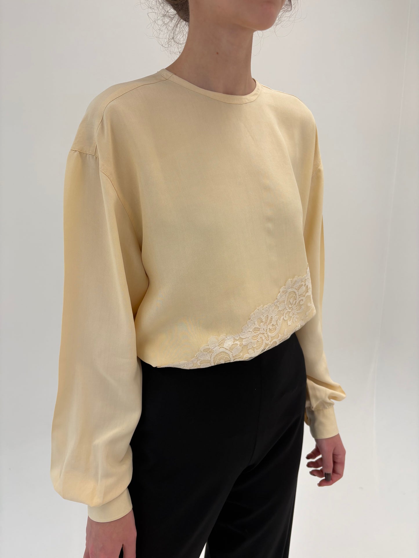 Cămașa din mătase naturală plină butter nude cu dantelă chantily