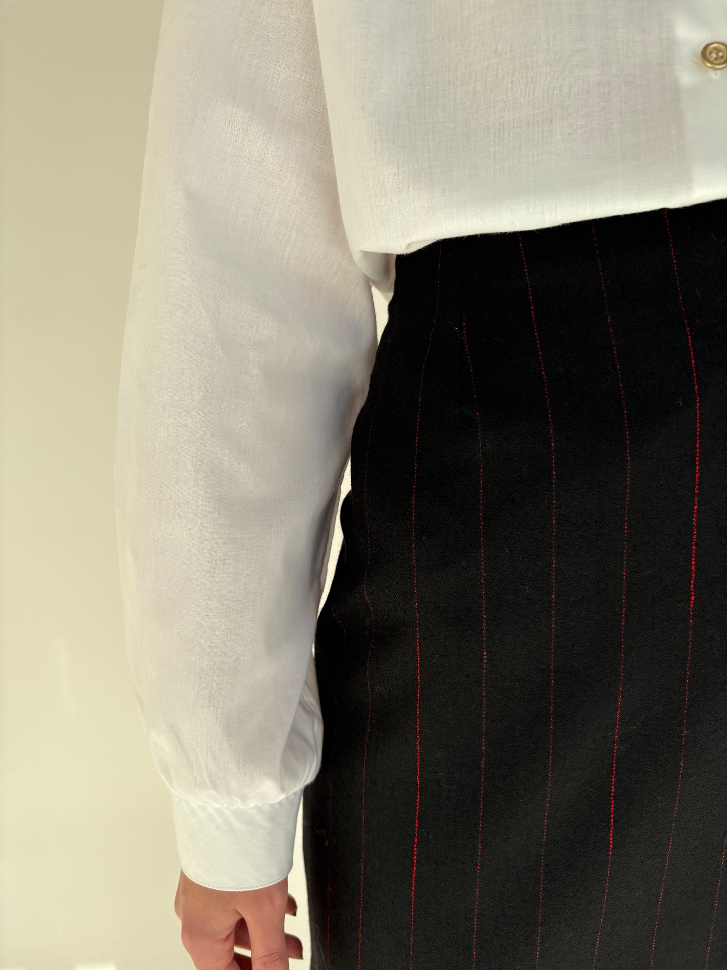 Fustă de brand luxury Les Copains din lana neagră cu dungi fine cherry red