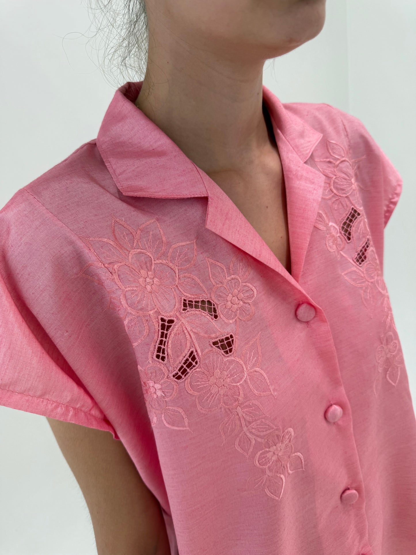 Cămașa din mătase matuala Barbie pink cu broderie manuală în croi lejer