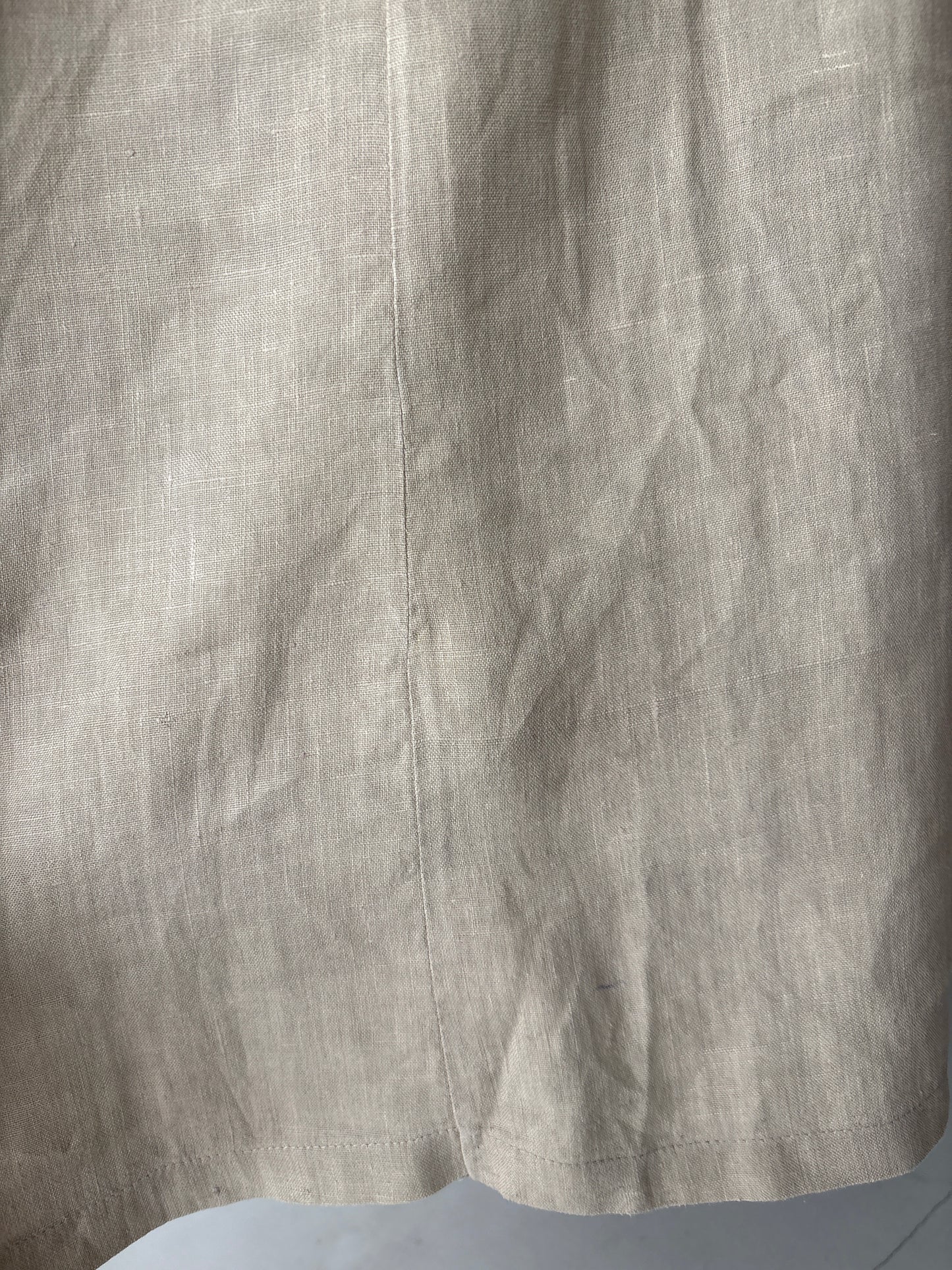 Rochie maxi nude din pânză de in în croi clasic