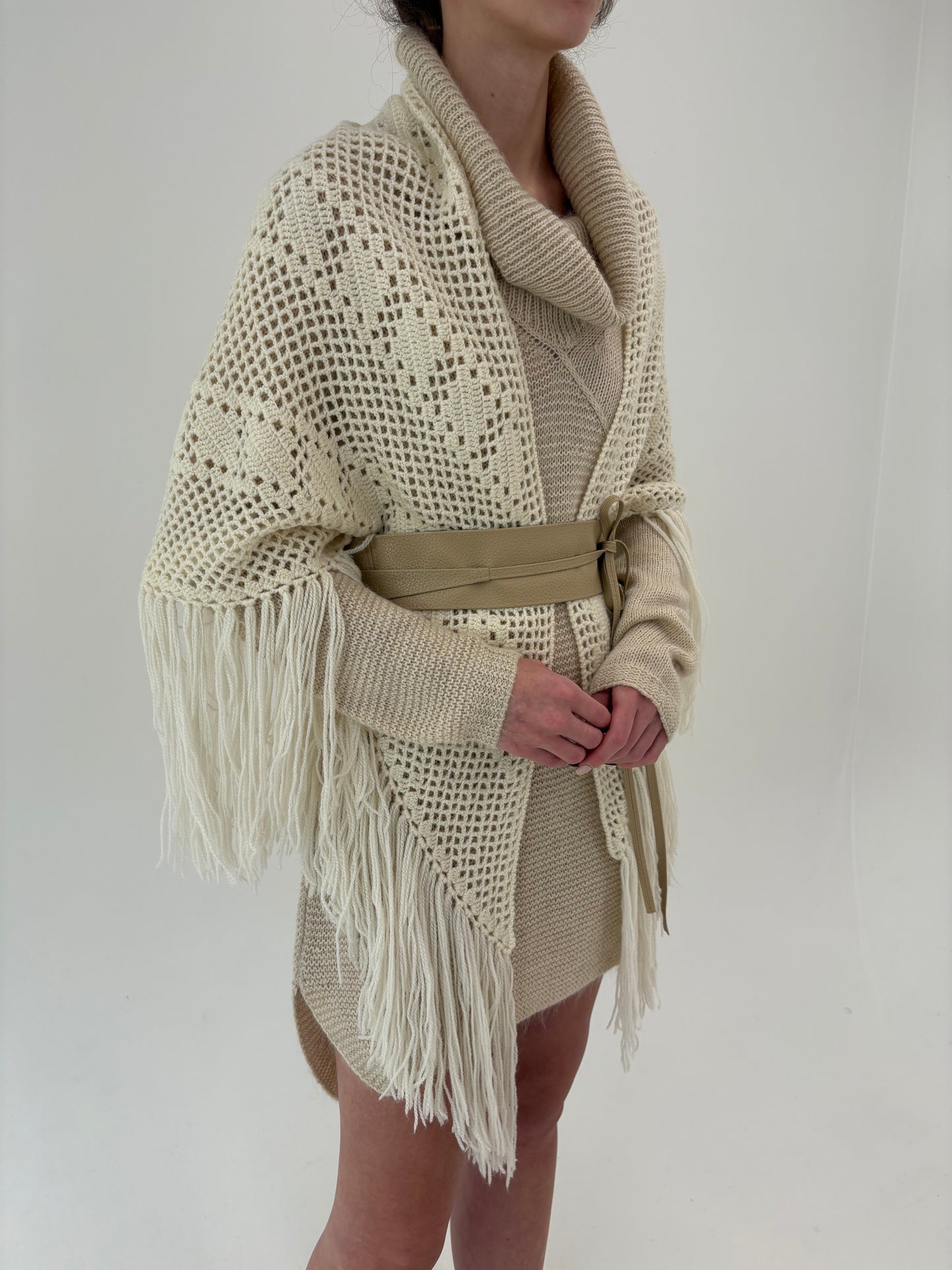 Capa vintage superba tip macrame lucrată manual din lana extrafina