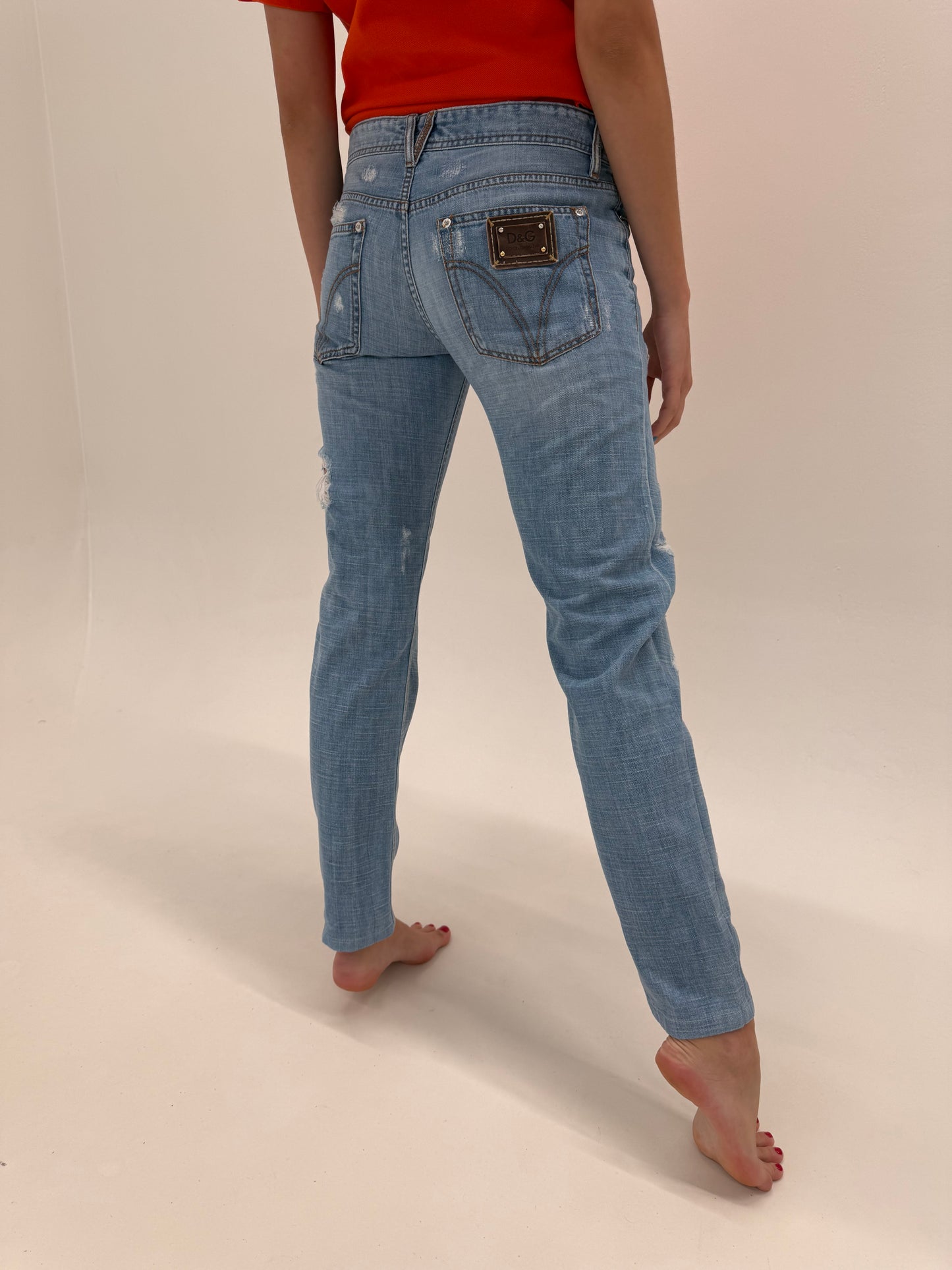 Jeans Dolce&Gabbana în croi super revenit în trend cu efect distress