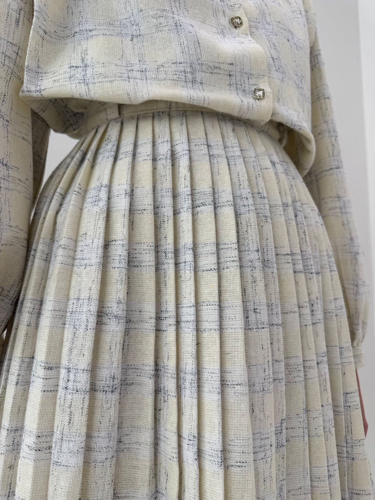 Deux piece din lana extrafina cu fustă plisată midi și cămașă în croi retro modern
