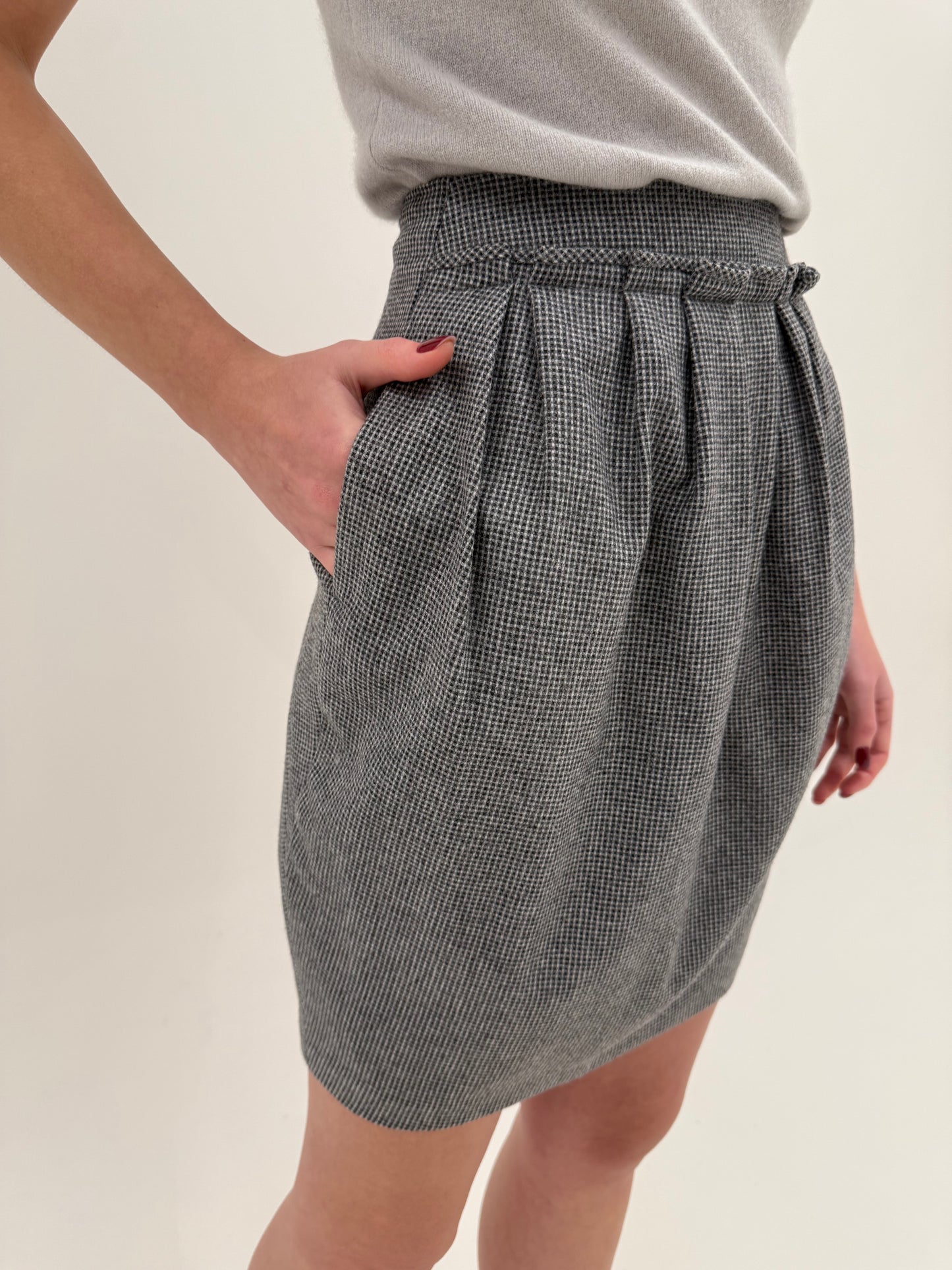 Fustă Hugo Boss din lana extrafina plină în croi volumizat