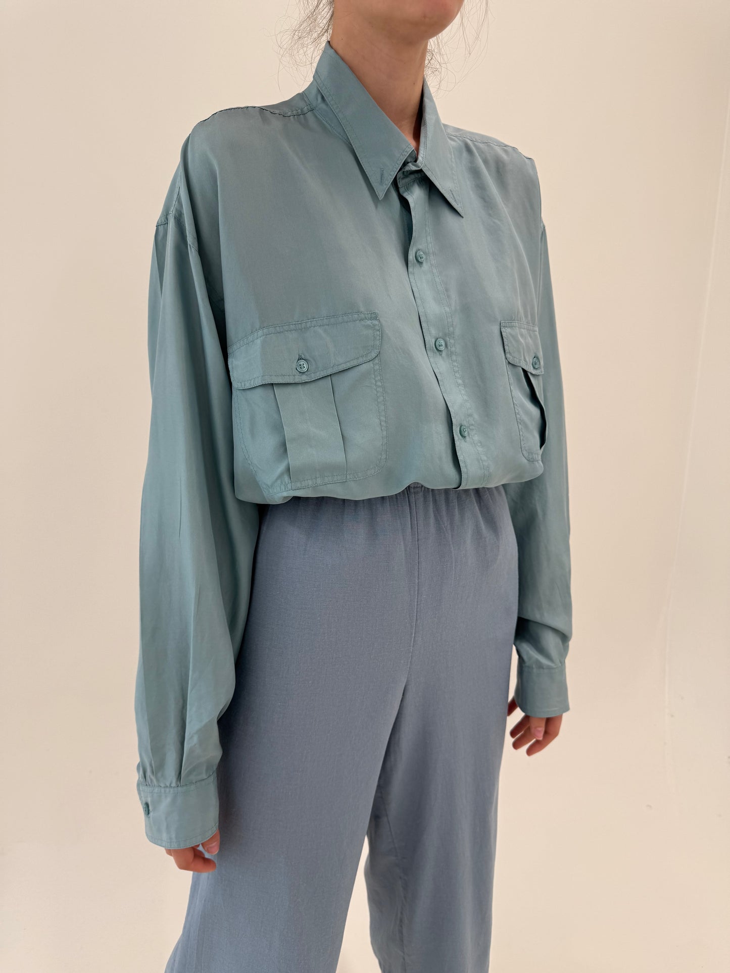 Cămașa baby Blue din mătase naturală în croi lejer