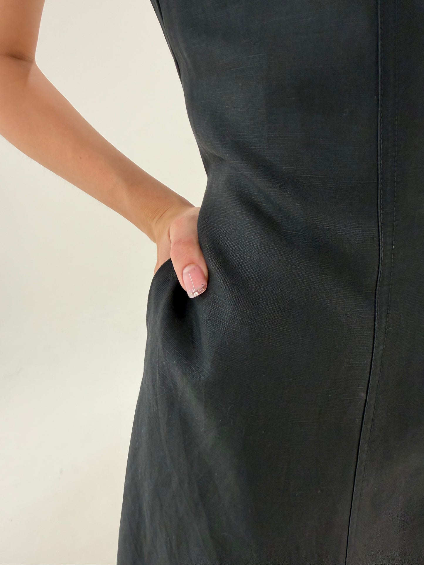 LBD negru maxi din in premium in croi minimalistcu buzunare